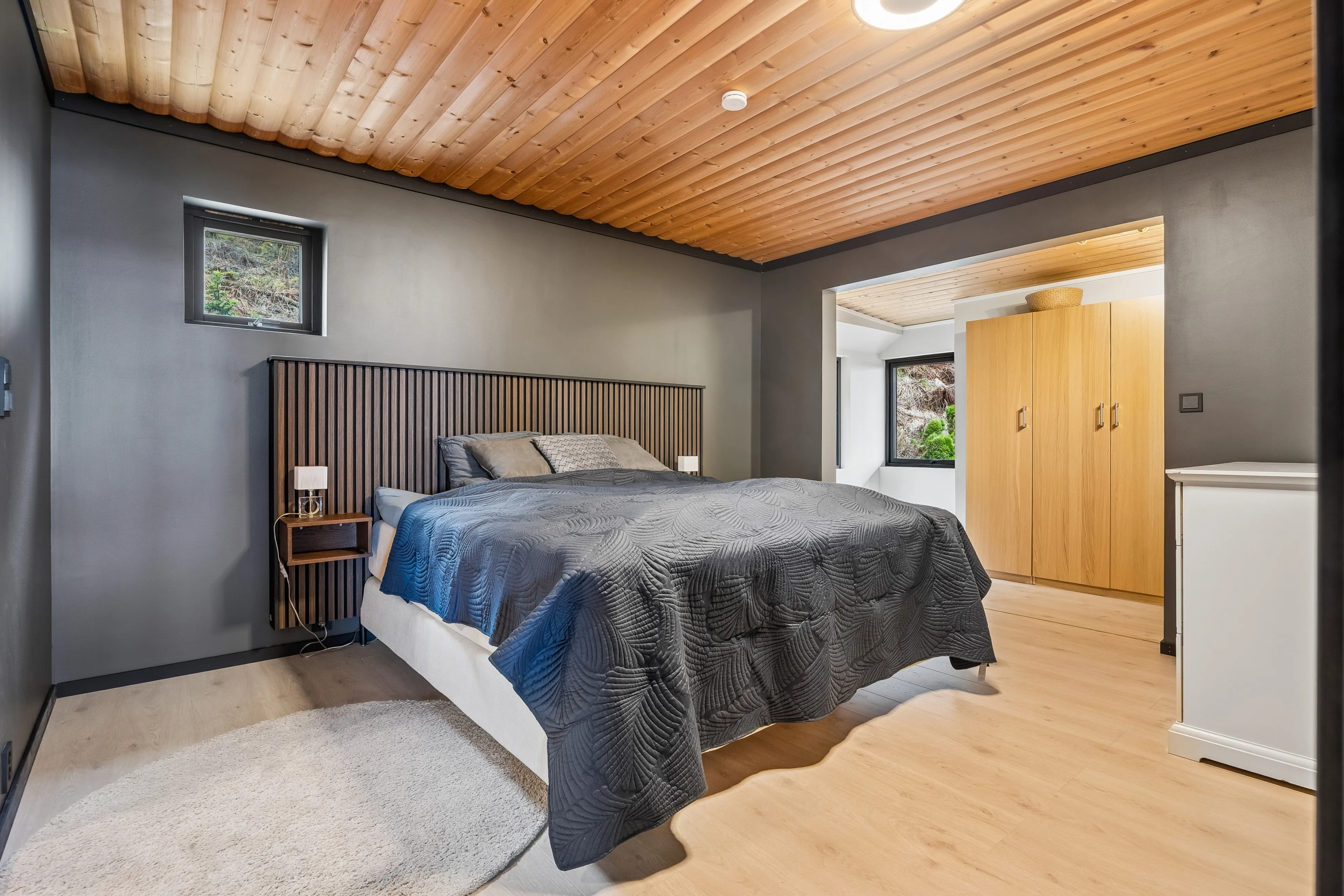 1980s 3-Bedroom House with Fjord Views and Expansive Terrace in Saksvik - View image 26 of 41