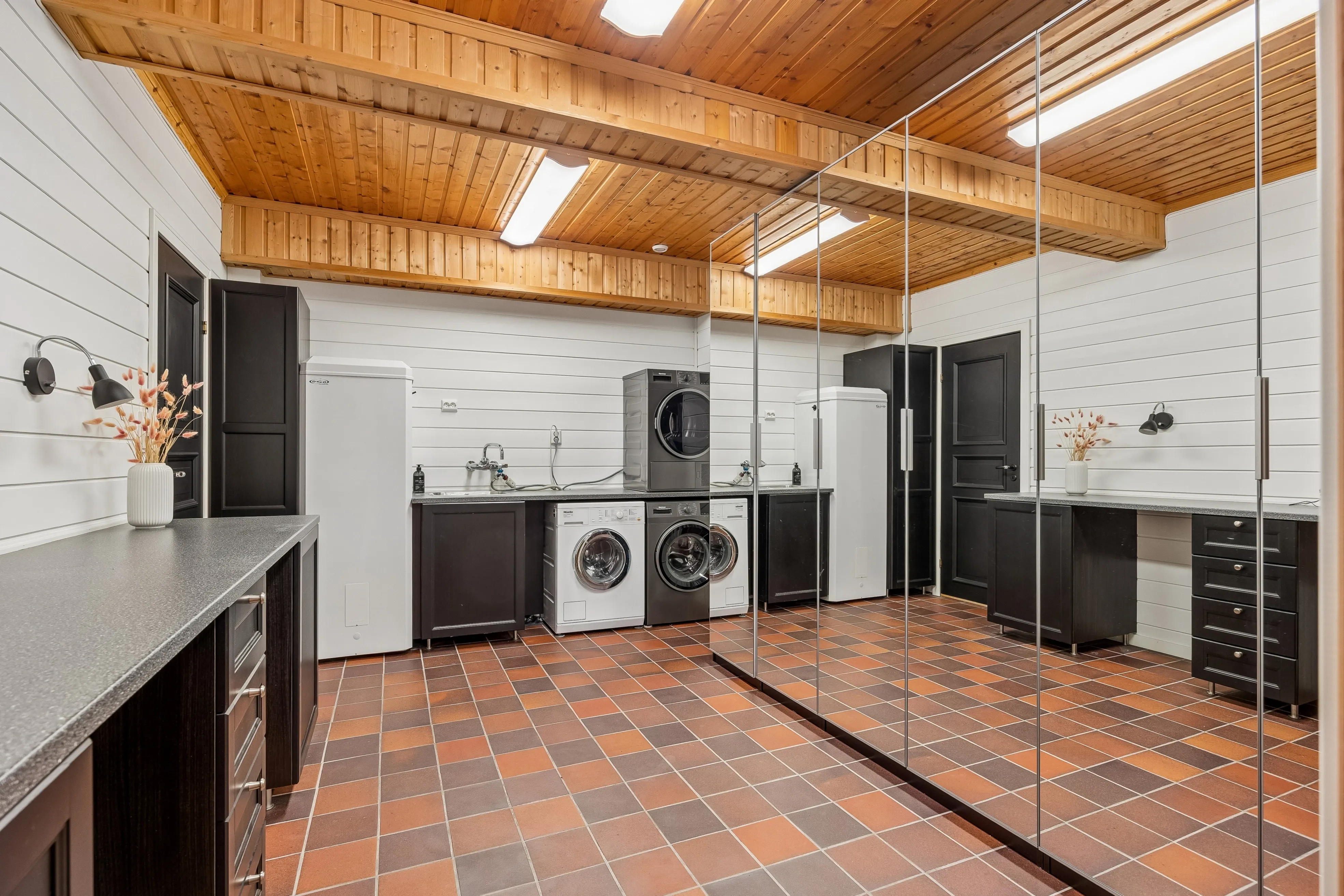 1980s 3-Bedroom House with Fjord Views and Expansive Terrace in Saksvik - View image 31 of 41