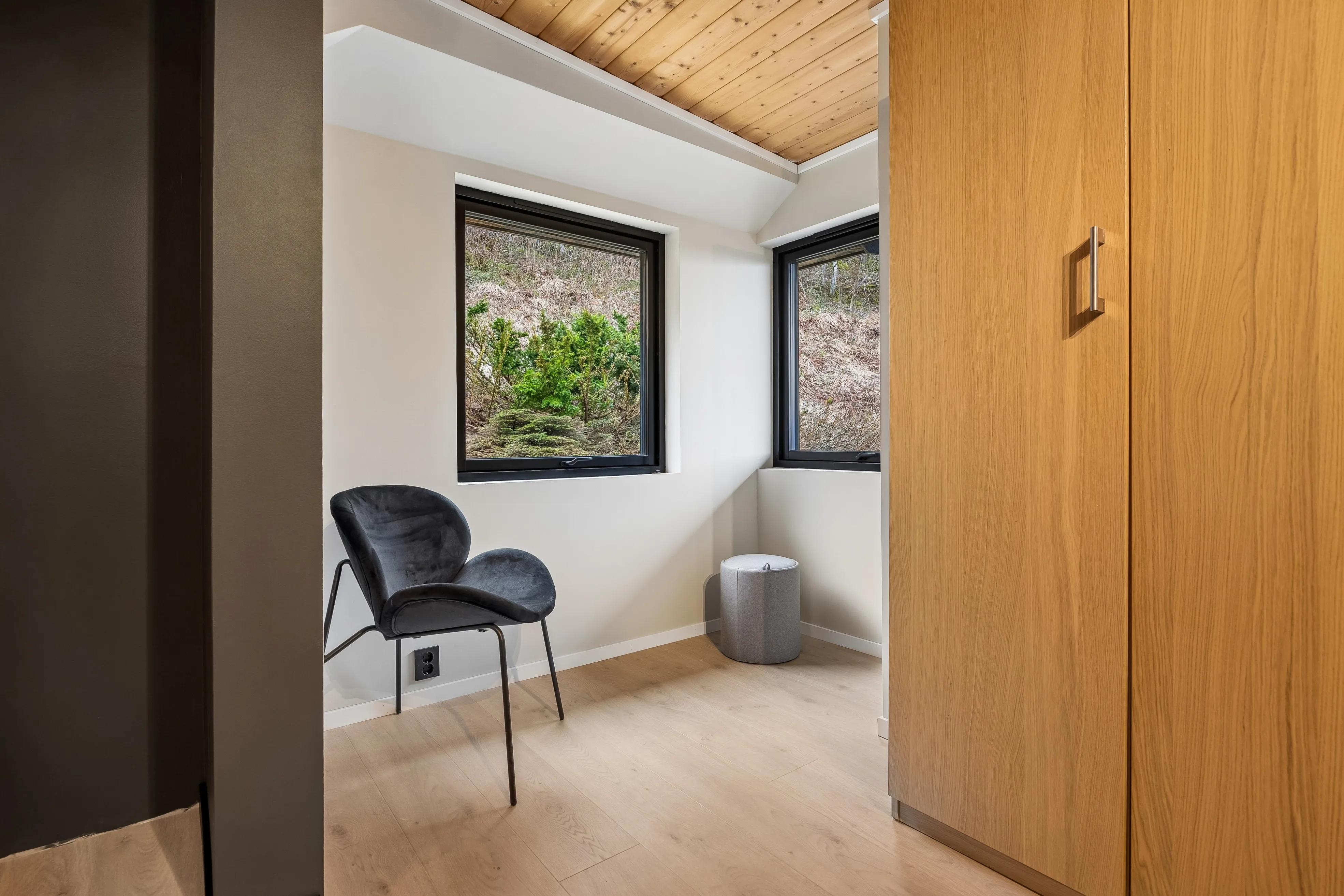 1980s 3-Bedroom House with Fjord Views and Expansive Terrace in Saksvik - View image 32 of 41