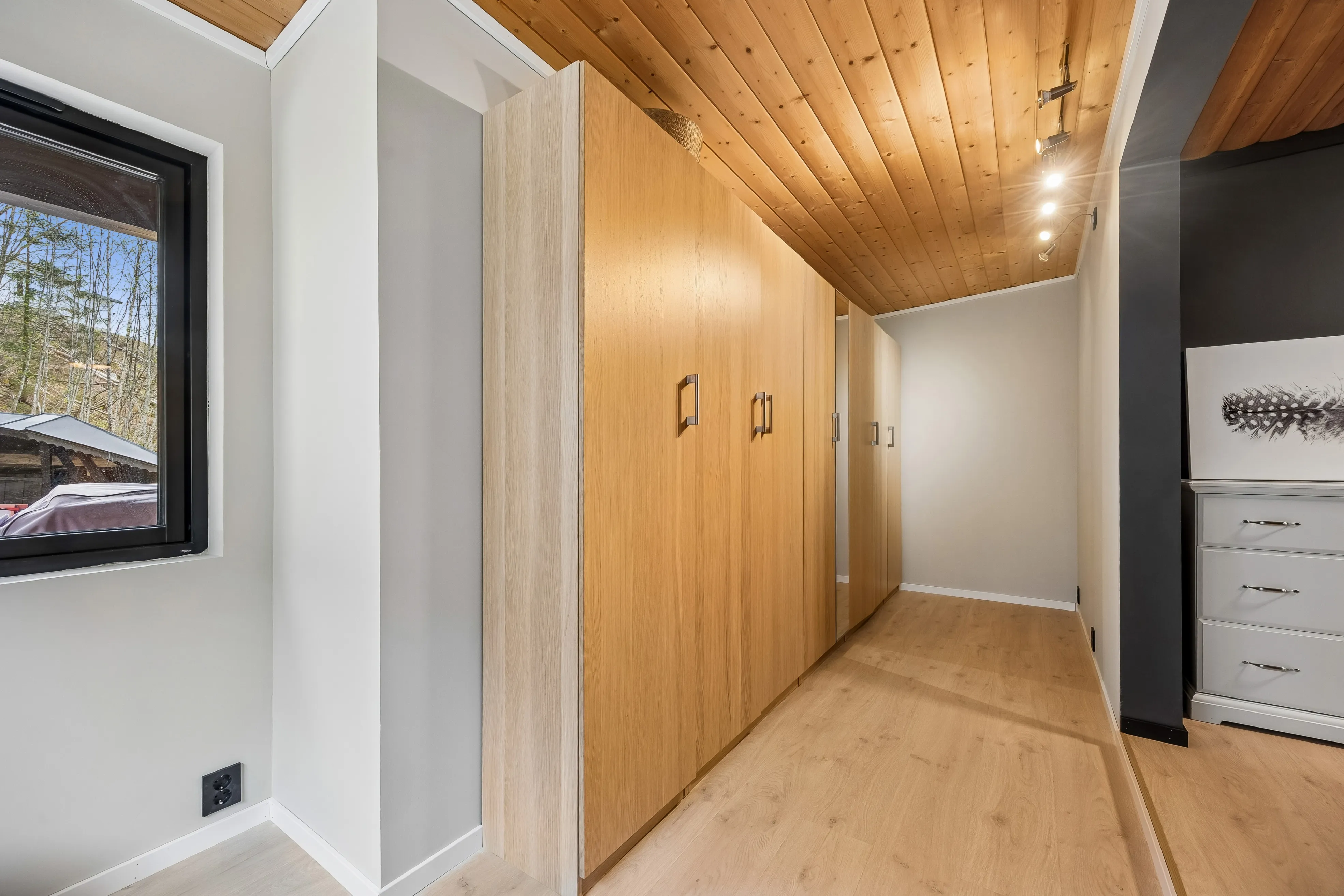 1980s 3-Bedroom House with Fjord Views and Expansive Terrace in Saksvik - View image 33 of 41