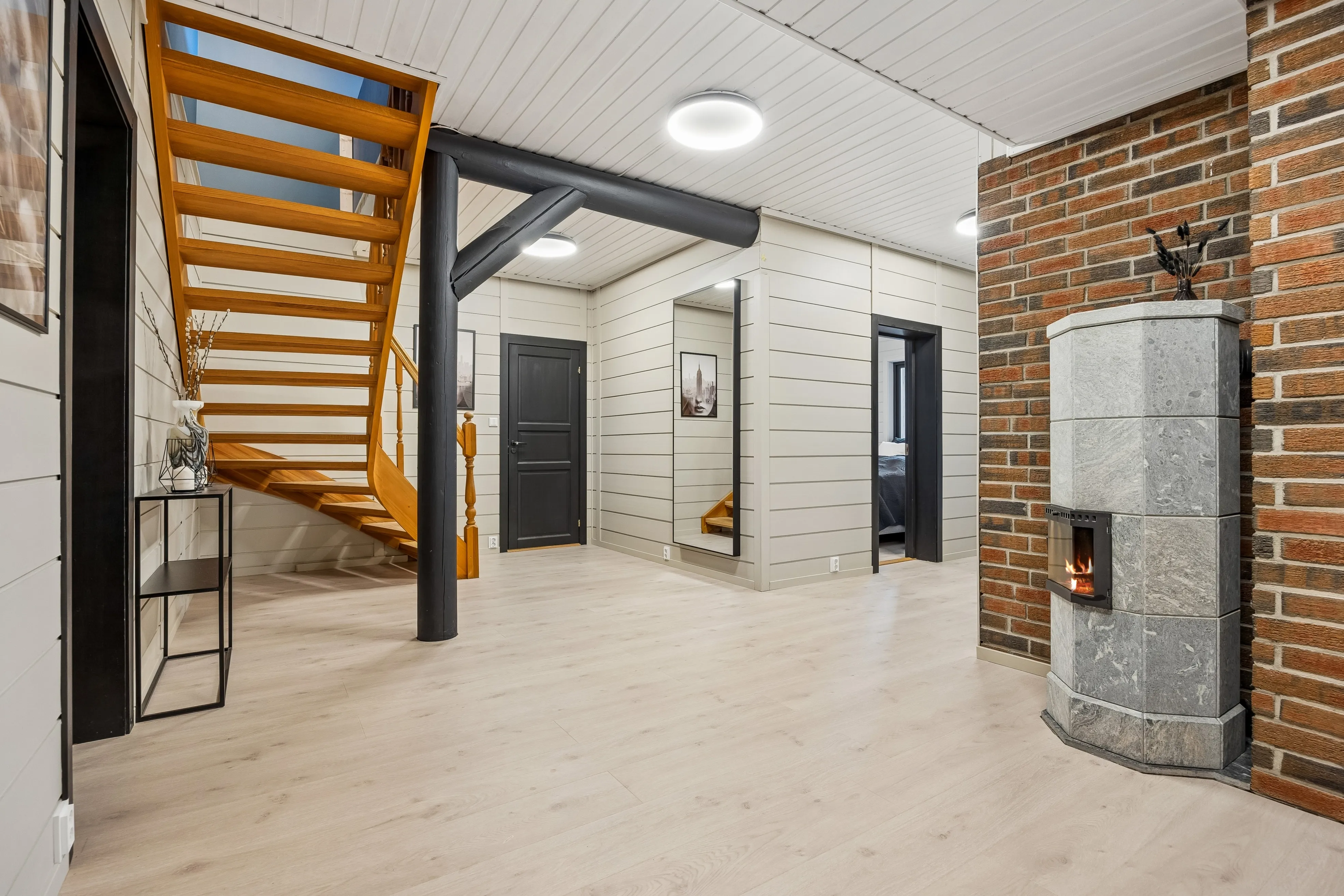 1980s 3-Bedroom House with Fjord Views and Expansive Terrace in Saksvik - View image 34 of 41