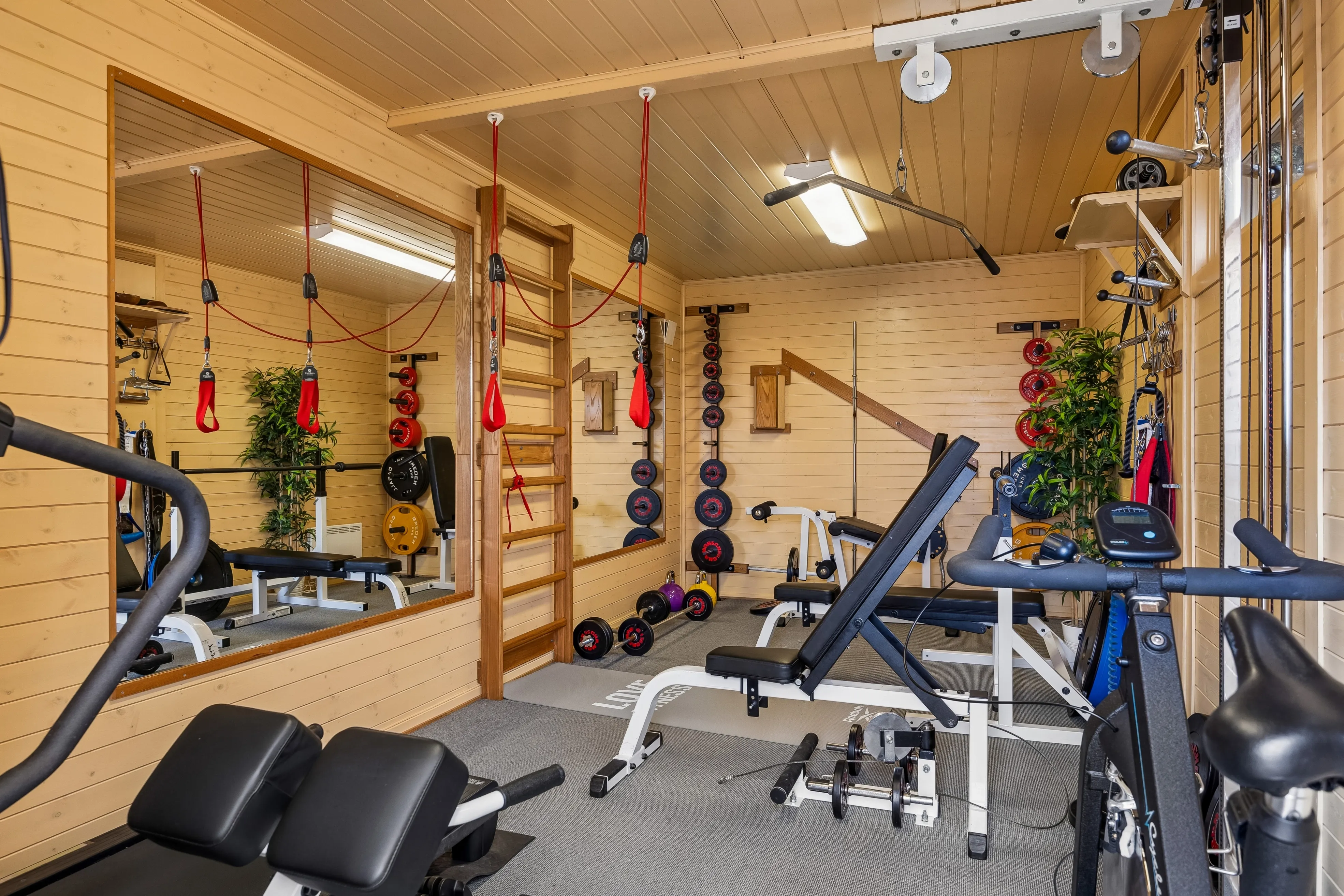 1980s 3-Bedroom House with Fjord Views and Expansive Terrace in Saksvik - View image 35 of 41