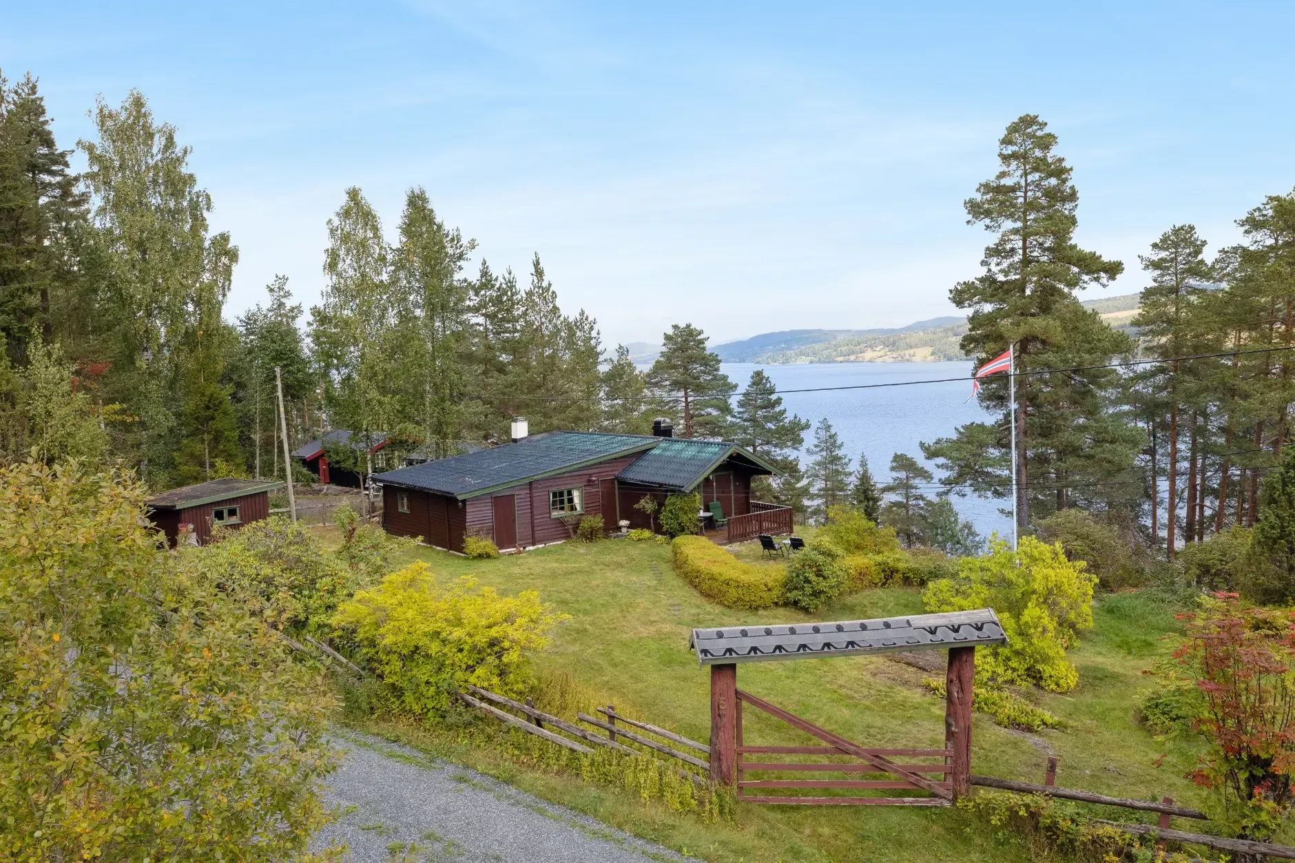 1960s Country House Overlooking Randsfjorden with Terrace and Parking - Image 1