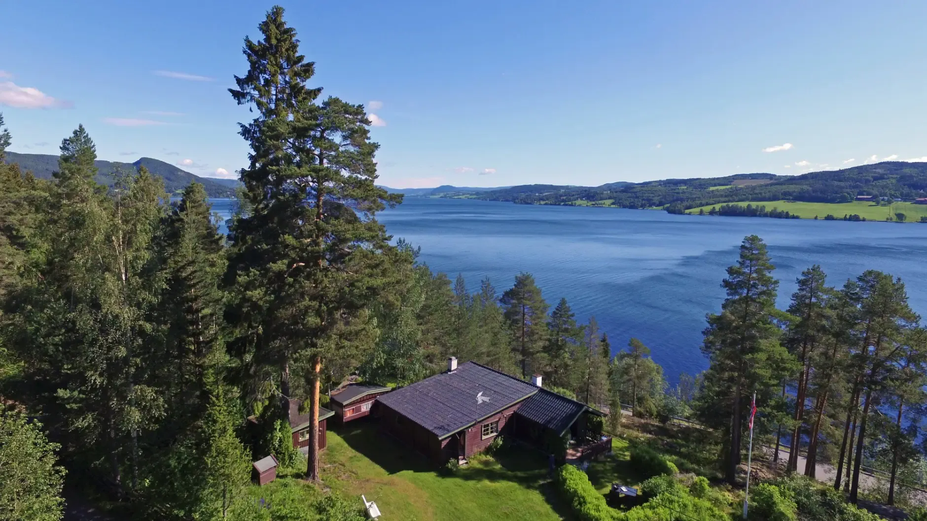 1960s Country House Overlooking Randsfjorden with Terrace and Parking - Image 3