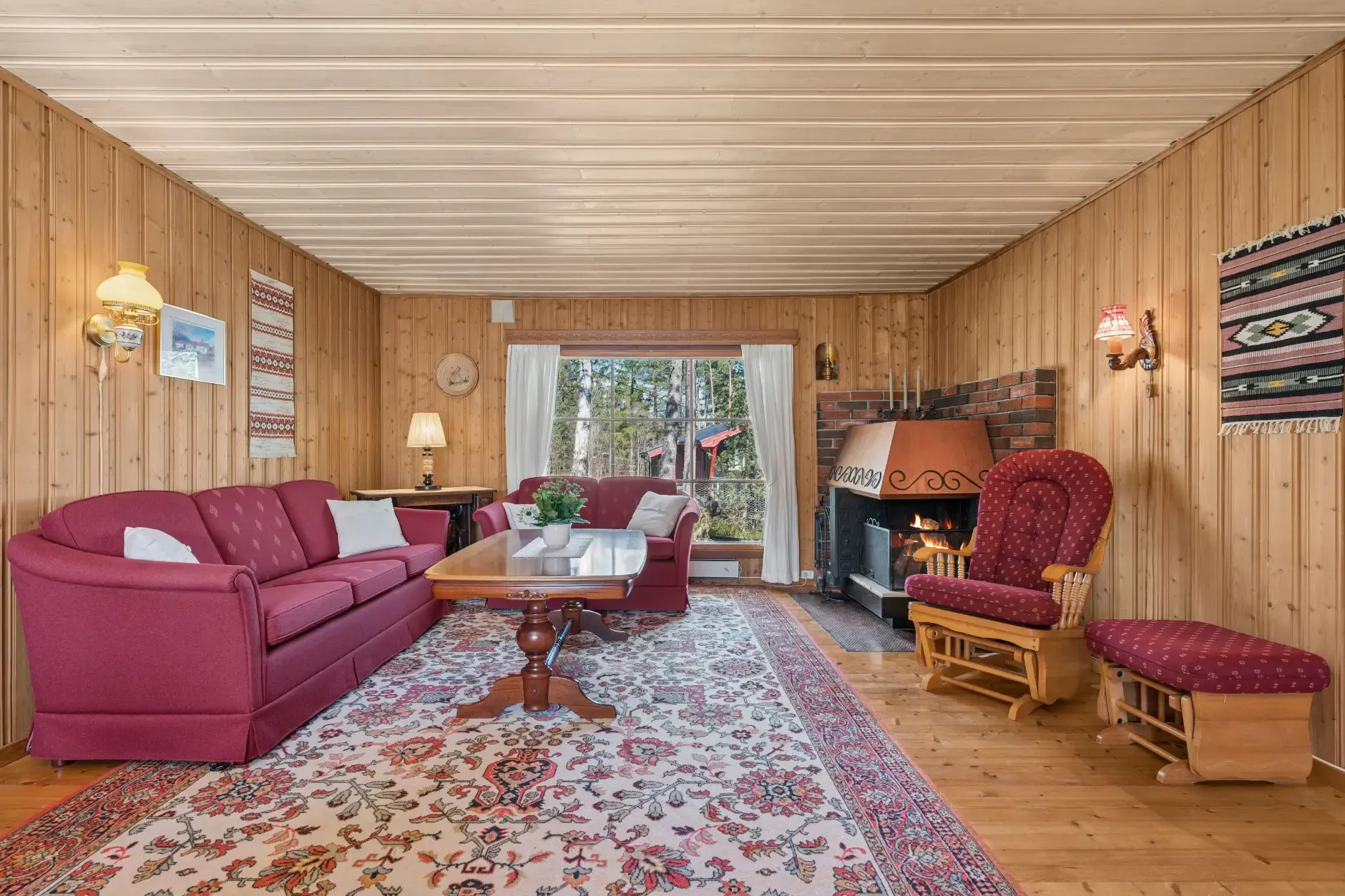 1960s Country House Overlooking Randsfjorden with Terrace and Parking - Image 5