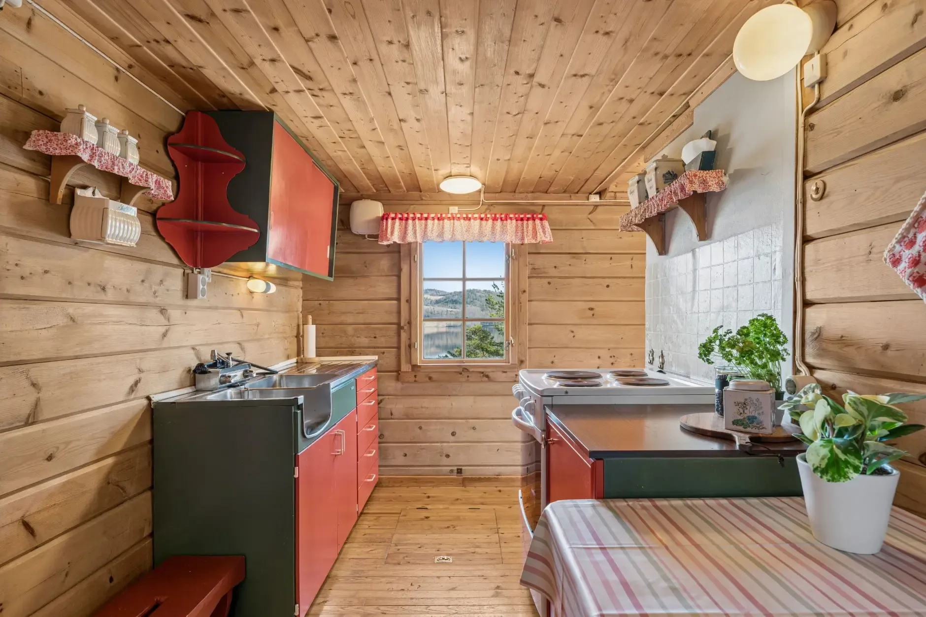 1960s Country House Overlooking Randsfjorden with Terrace and Parking - View image 9 of 34