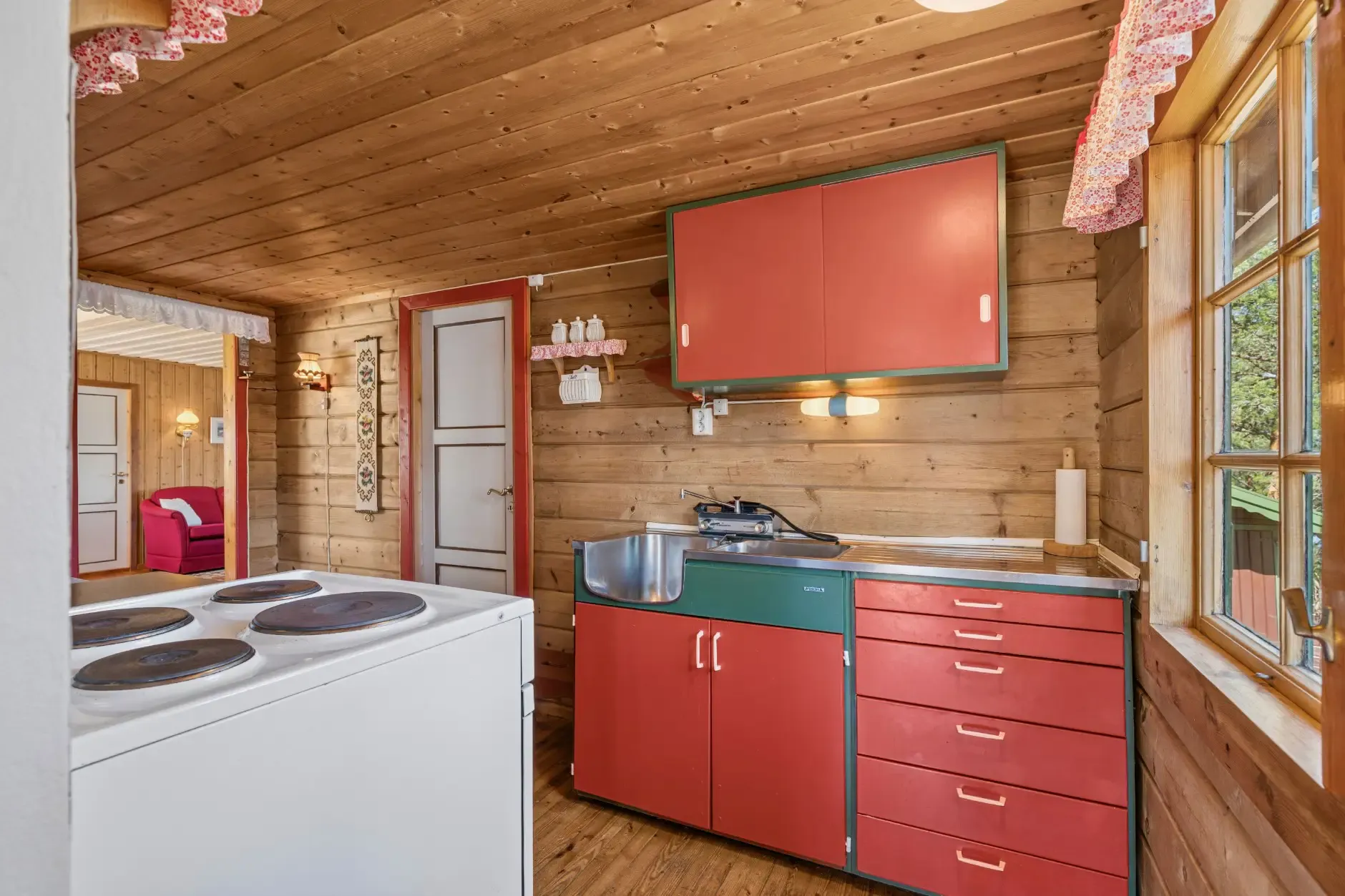 1960s Country House Overlooking Randsfjorden with Terrace and Parking - View image 10 of 34