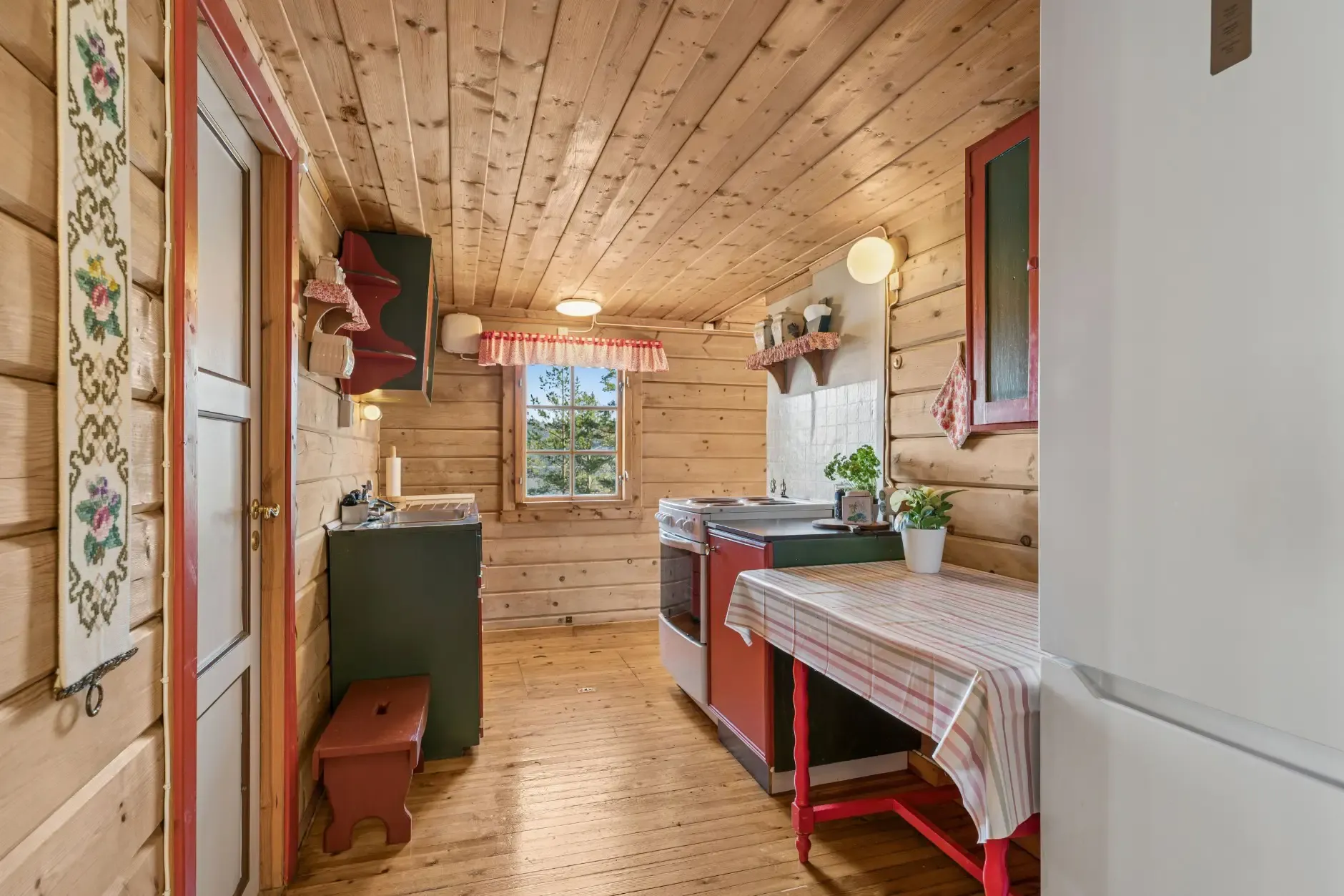 1960s Country House Overlooking Randsfjorden with Terrace and Parking - View image 11 of 34