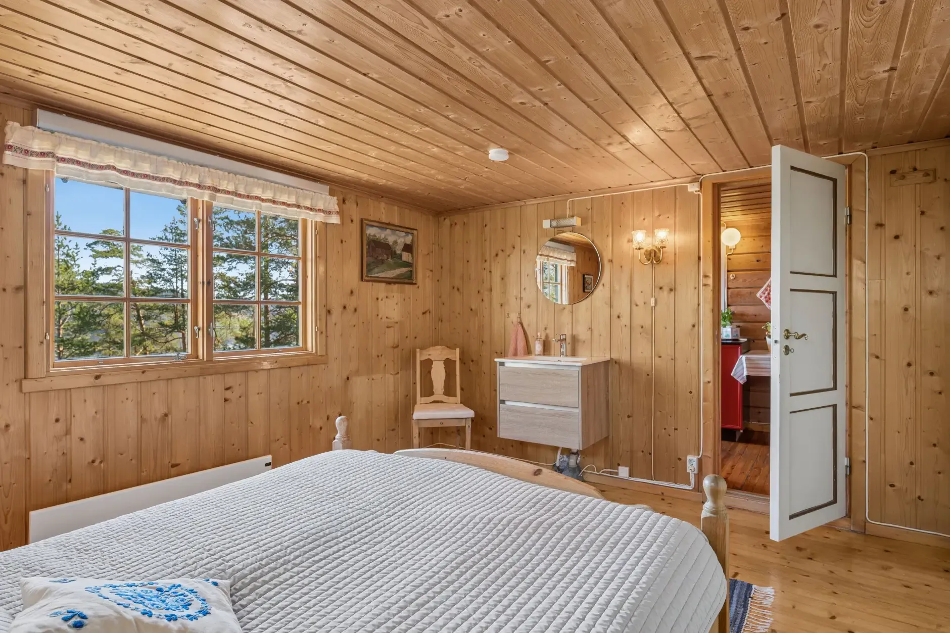 1960s Country House Overlooking Randsfjorden with Terrace and Parking - View image 13 of 34