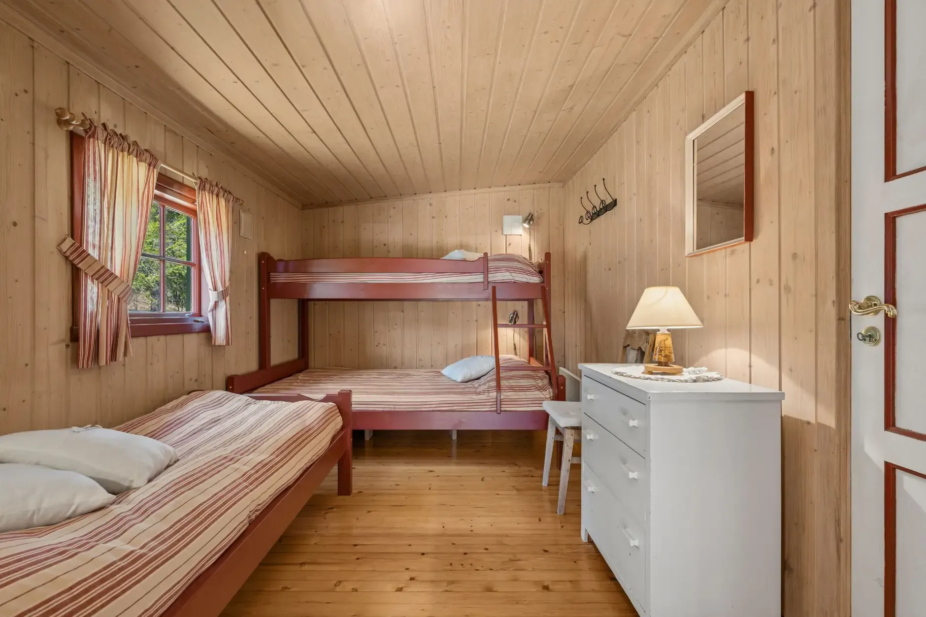 1960s Country House Overlooking Randsfjorden with Terrace and Parking - View image 21 of 34