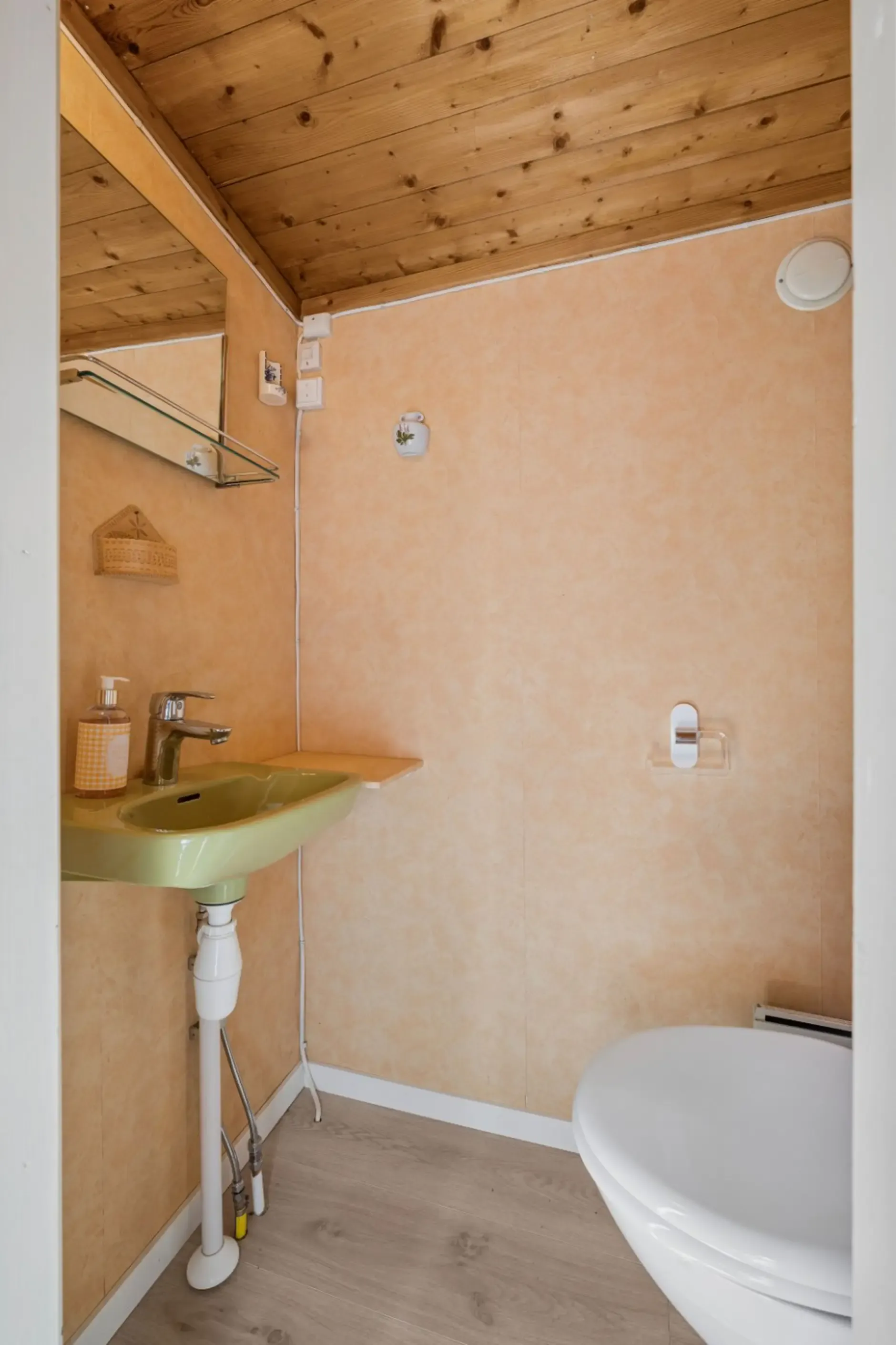 1960s Country House Overlooking Randsfjorden with Terrace and Parking - View image 24 of 34