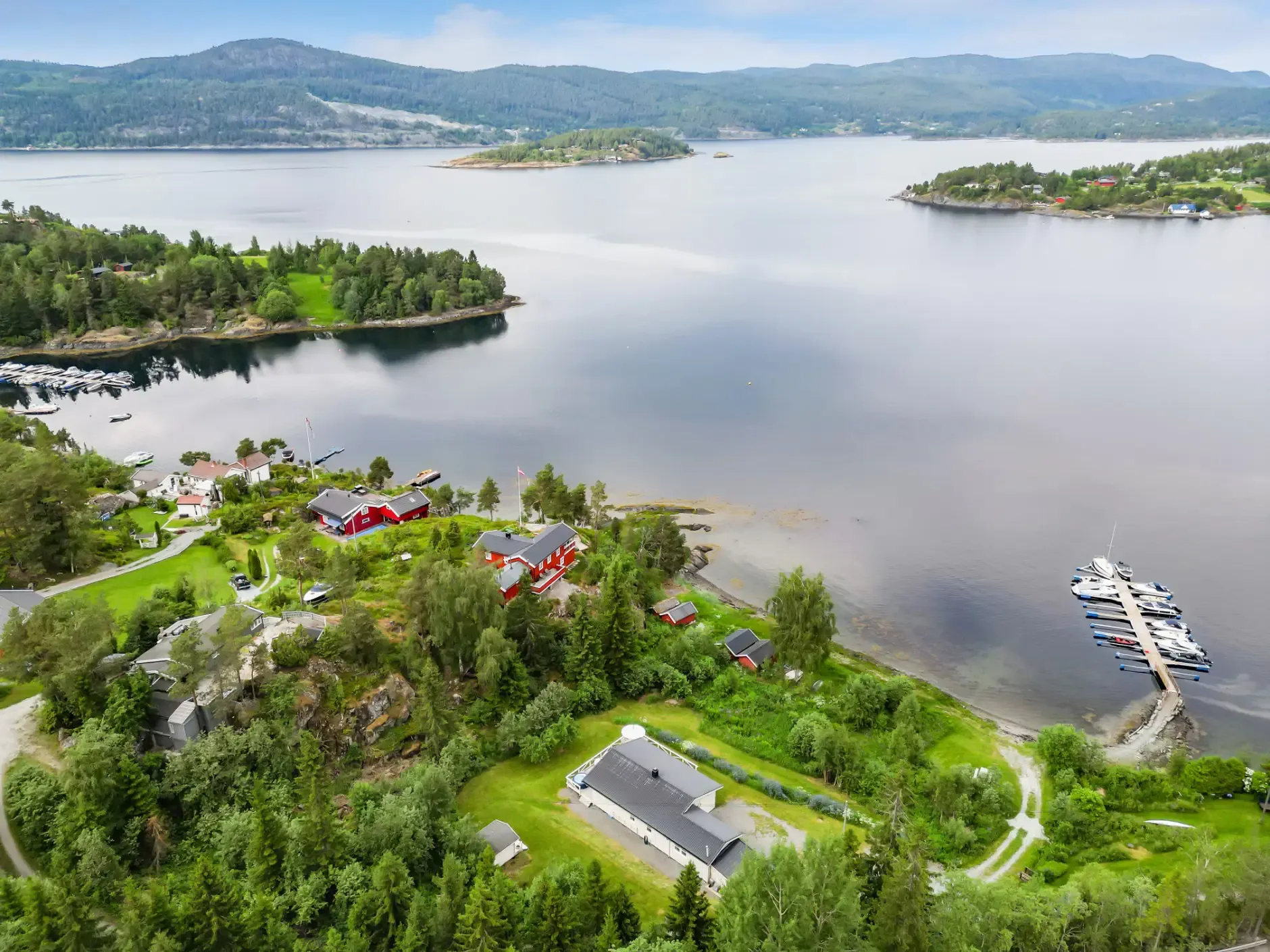 Single-Storey House Near Åsenfjord with Terrace and Parking - Image 2