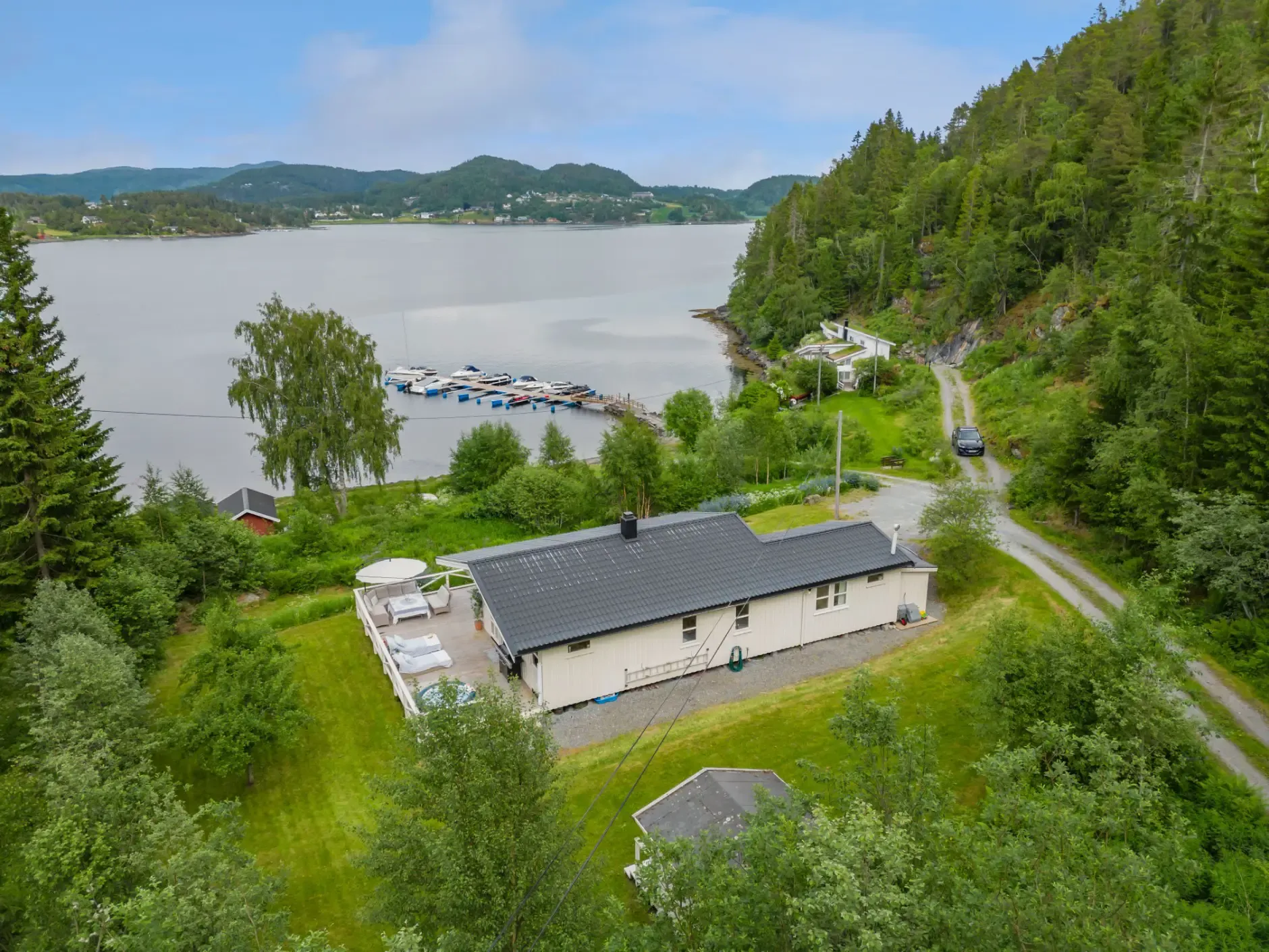 Single-Storey House Near Åsenfjord with Terrace and Parking - Image 3