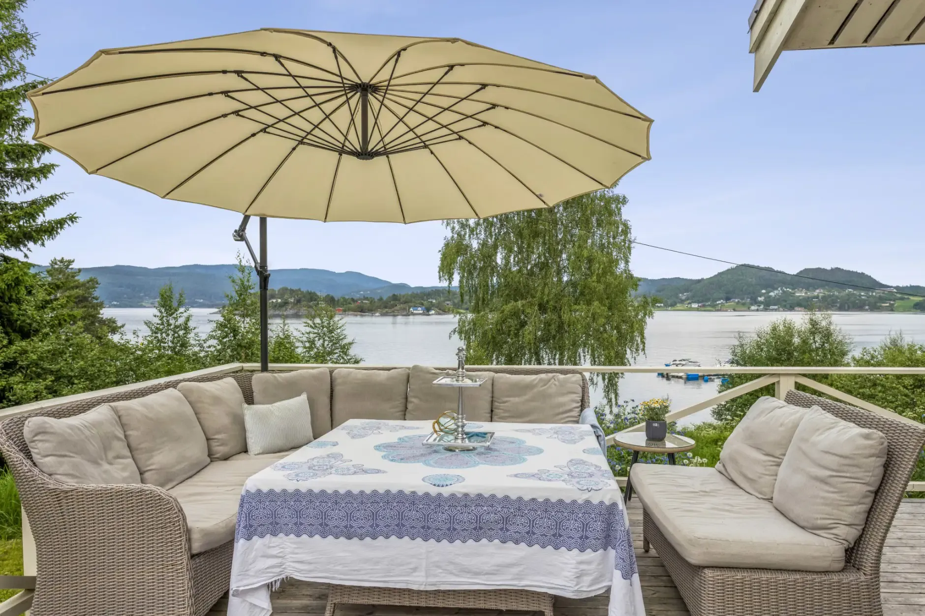 Single-Storey House Near Åsenfjord with Terrace and Parking - Image 4