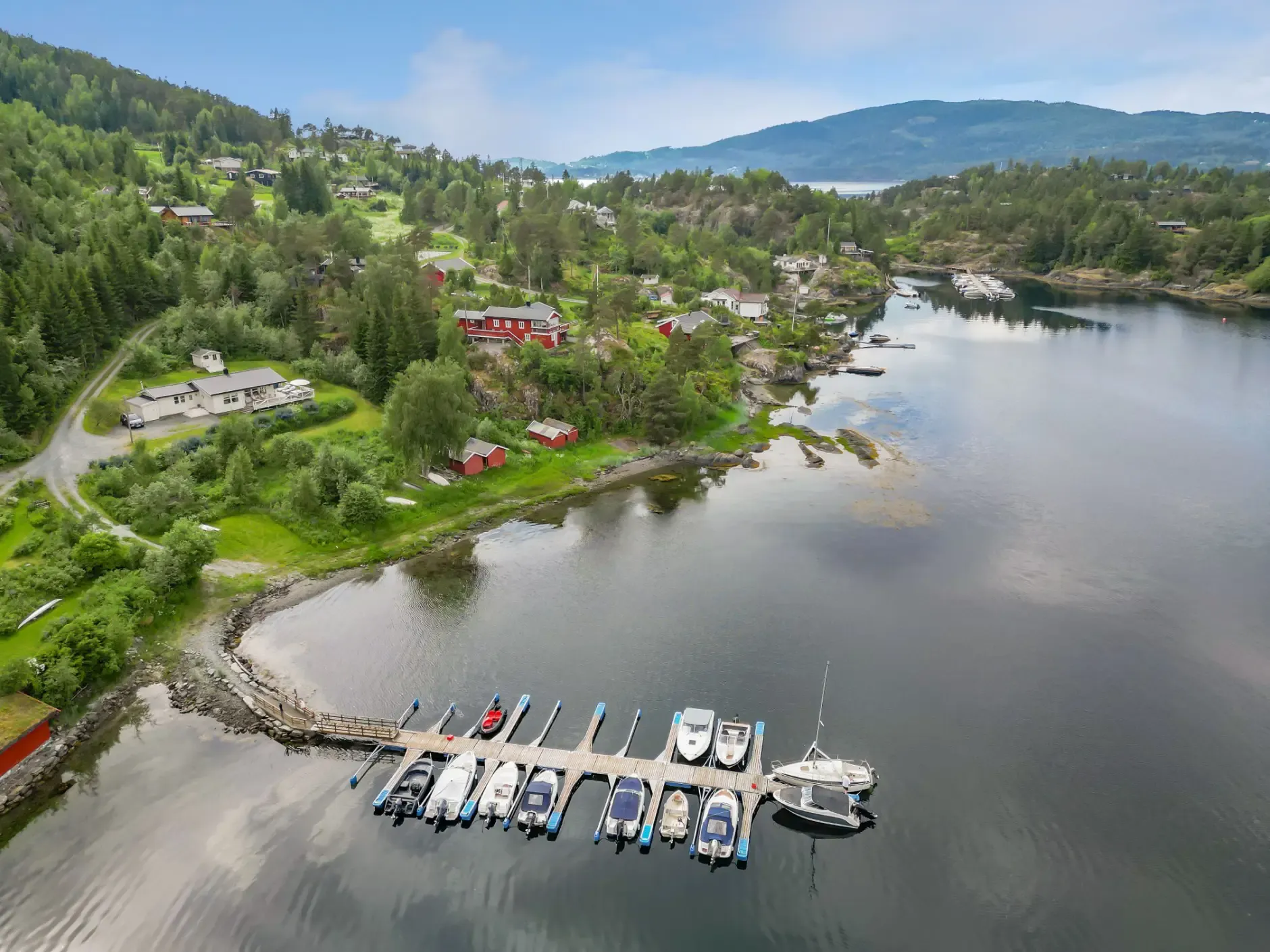 Single-Storey House Near Åsenfjord with Terrace and Parking - Image 5