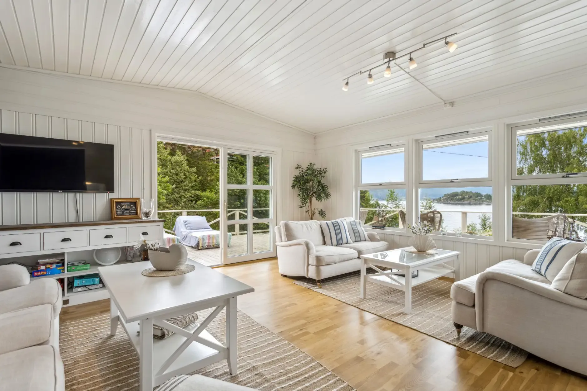 Single-Storey House Near Åsenfjord with Terrace and Parking - View image 11 of 29