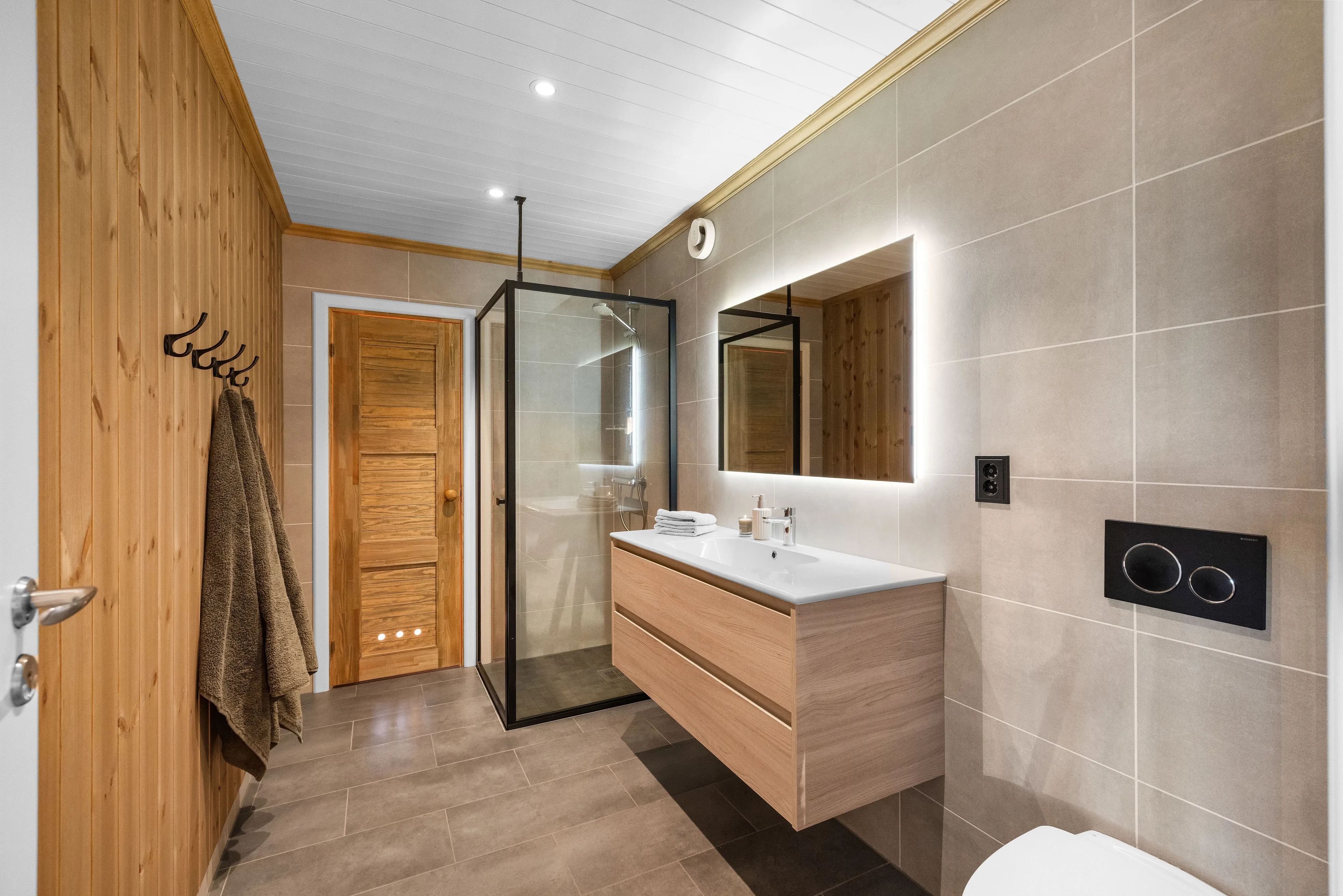 Contemporary 3-Bedroom Cabin with Expansive Terrace in Norway's Tranquil Rømskog - View image 27 of 41