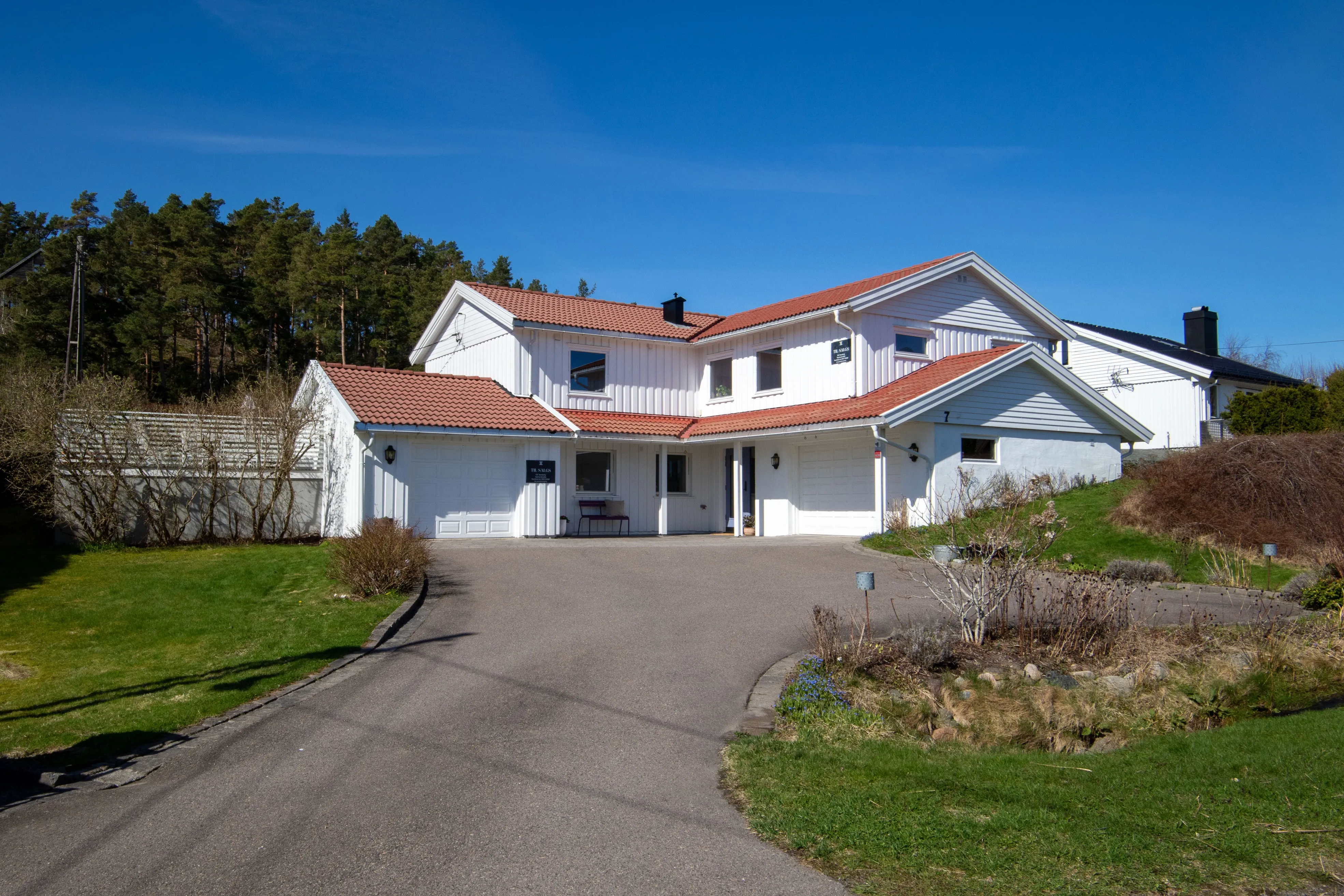 1960s Norwegian House with Garden and Sea Access in Torød - Image 1