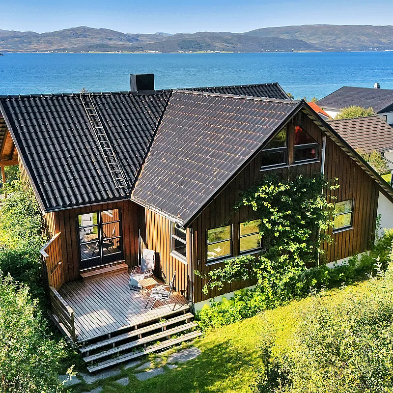 Spacious 5-Bedroom House with Rental Apartment in Scenic Tromsø