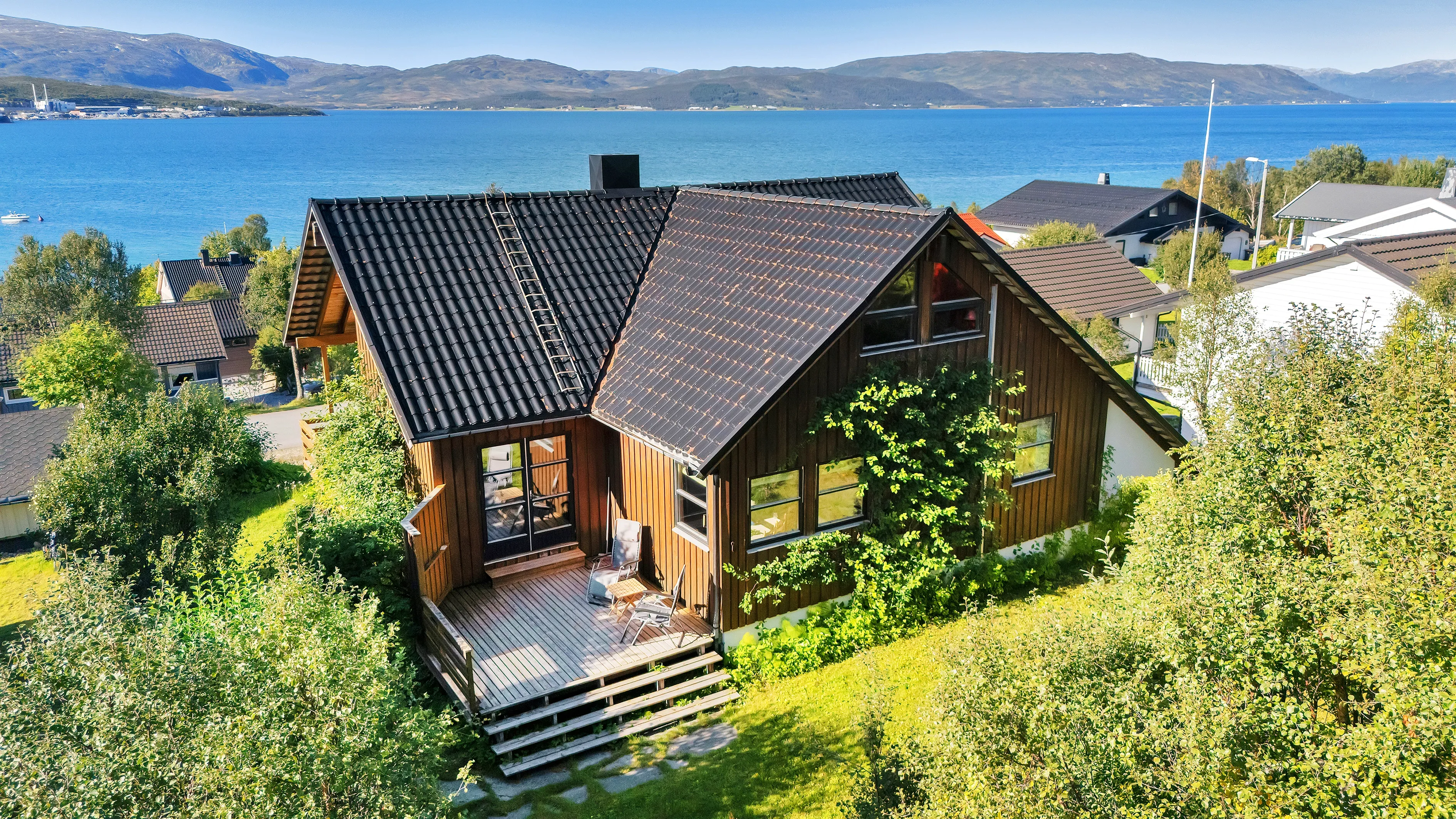 Spacious 5-Bedroom House with Rental Apartment in Scenic Tromsø - Image 1