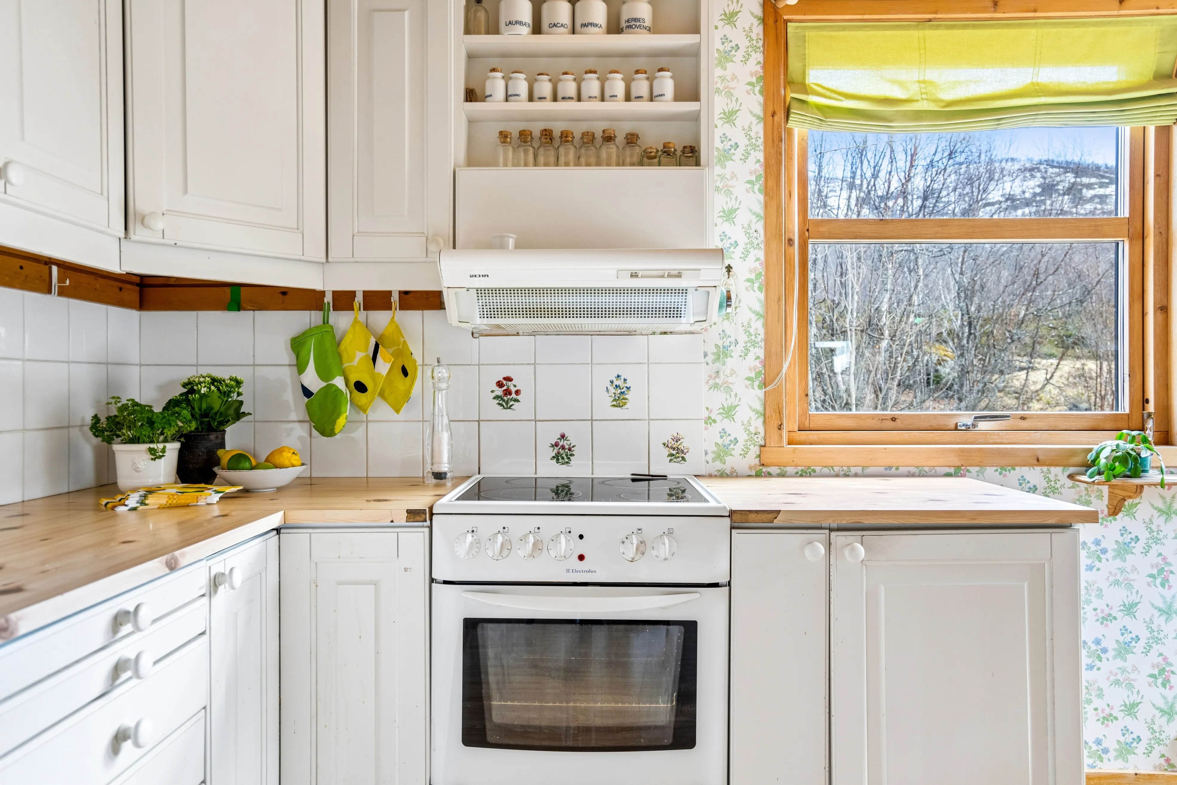 Spacious 5-Bedroom House with Rental Apartment in Scenic Tromsø - Image 2