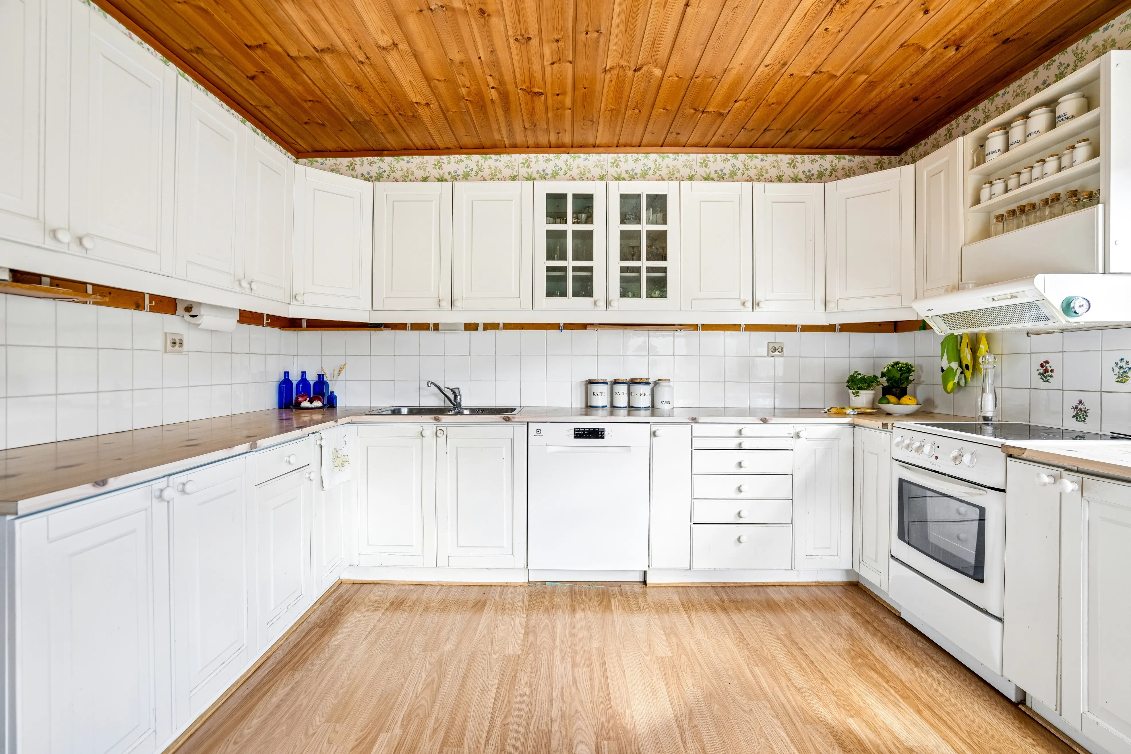 Spacious 5-Bedroom House with Rental Apartment in Scenic Tromsø - Image 3