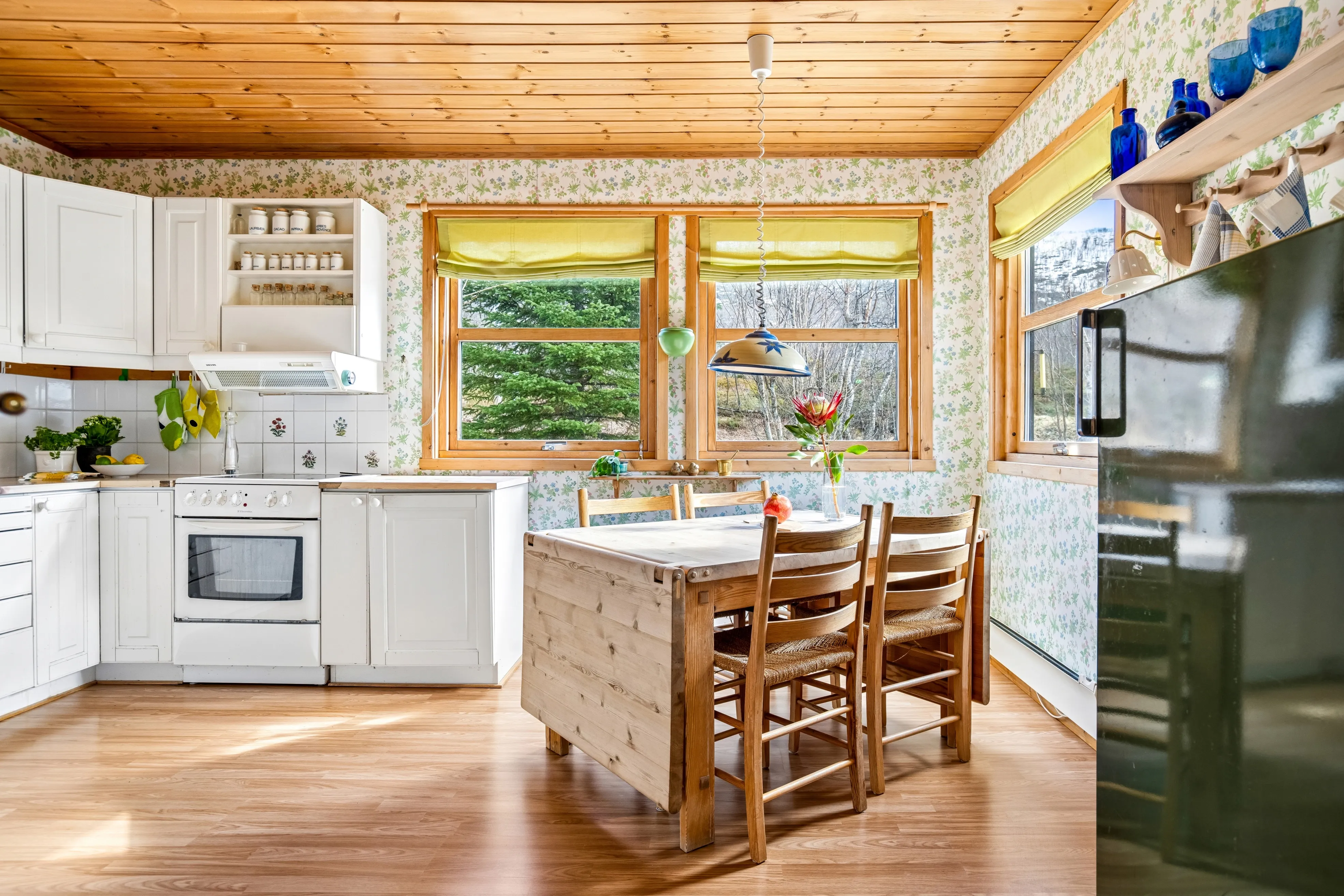 Spacious 5-Bedroom House with Rental Apartment in Scenic Tromsø - View image 6 of 47