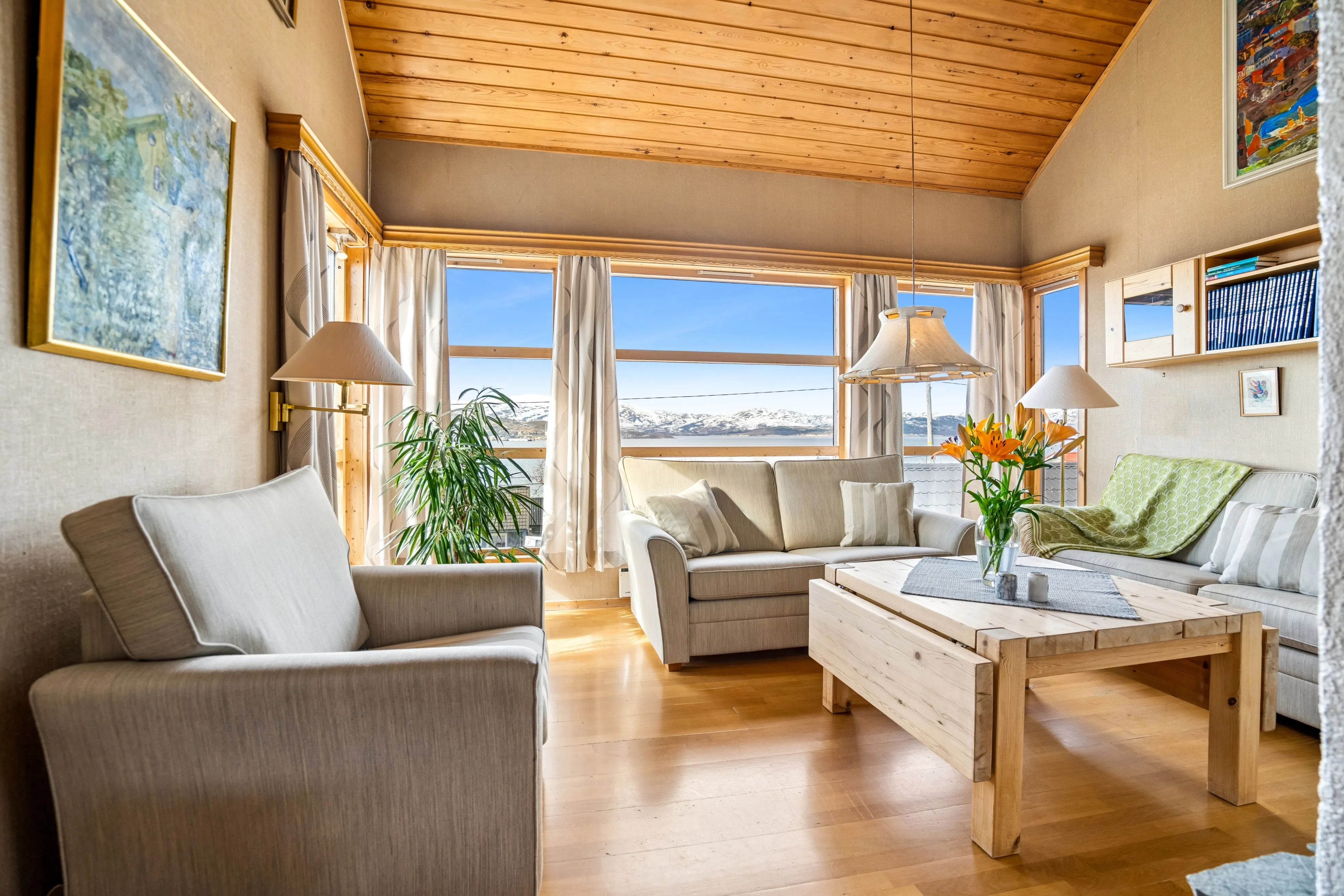 Spacious 5-Bedroom House with Rental Apartment in Scenic Tromsø - View image 7 of 47