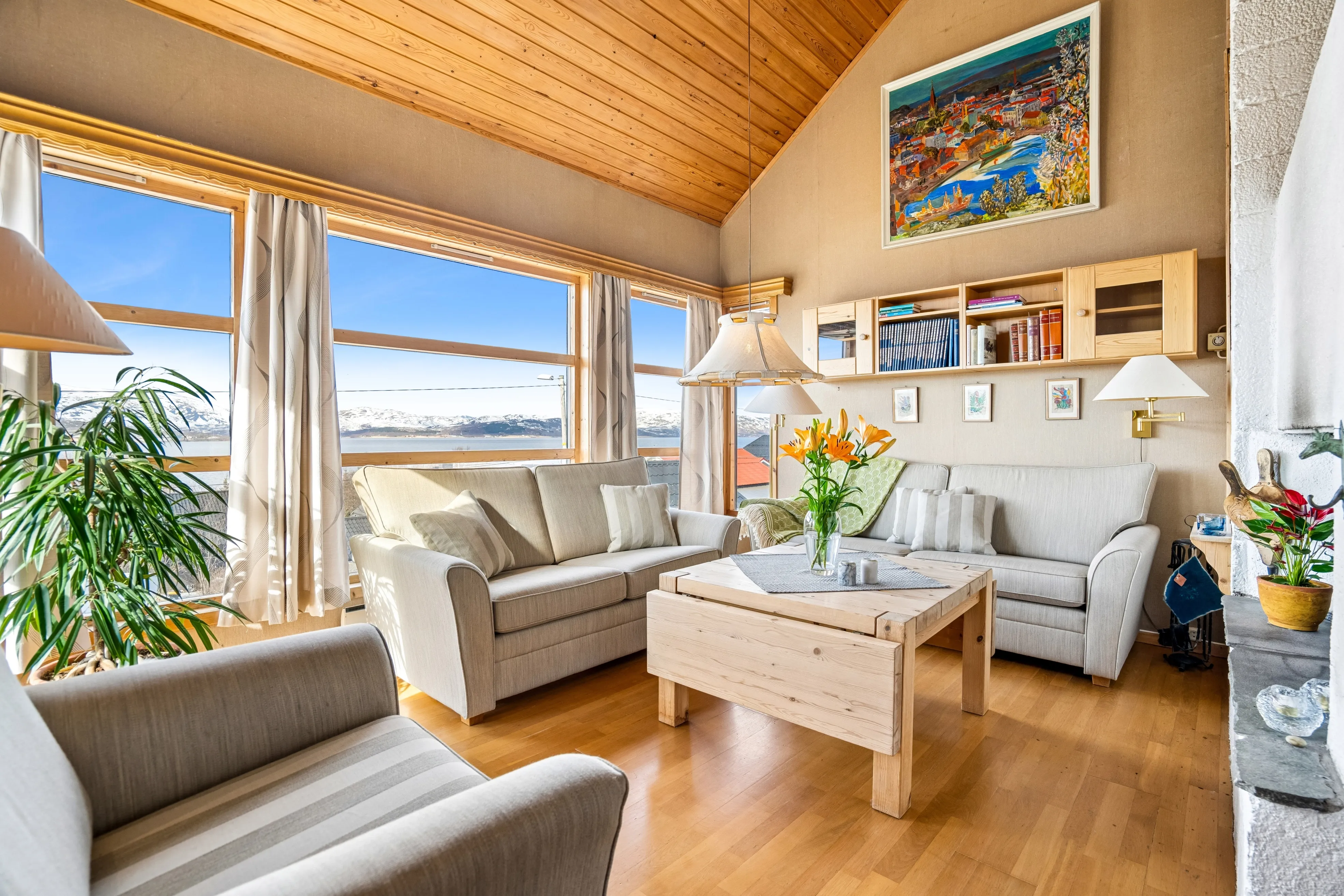 Spacious 5-Bedroom House with Rental Apartment in Scenic Tromsø - View image 8 of 47