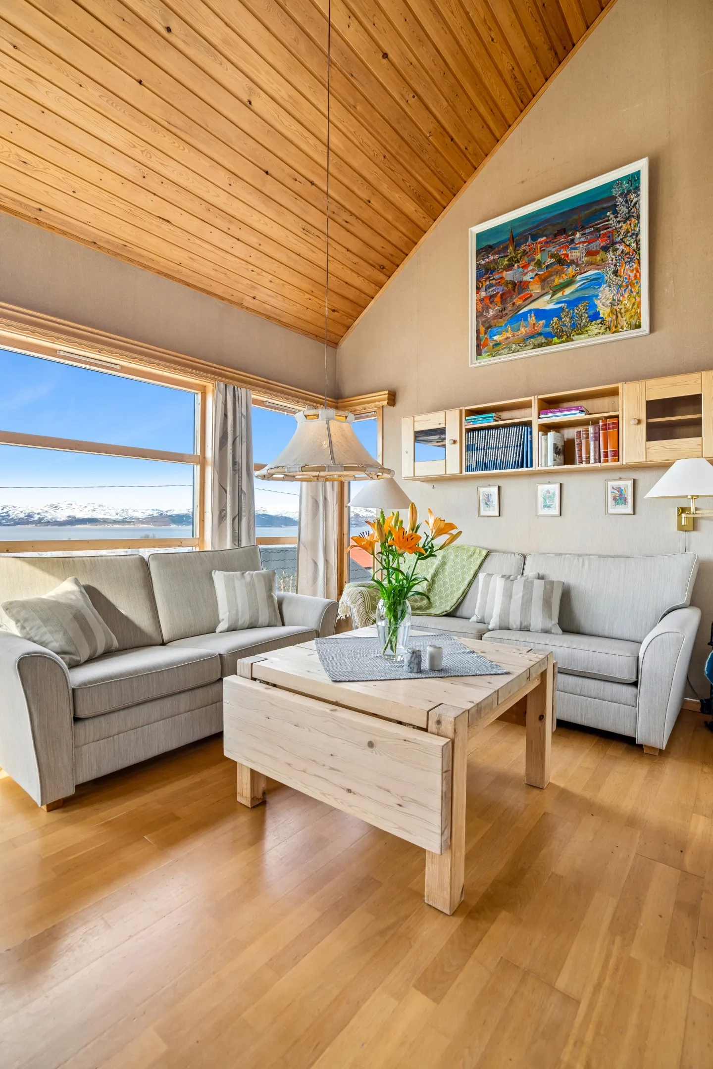 Spacious 5-Bedroom House with Rental Apartment in Scenic Tromsø - View image 9 of 47