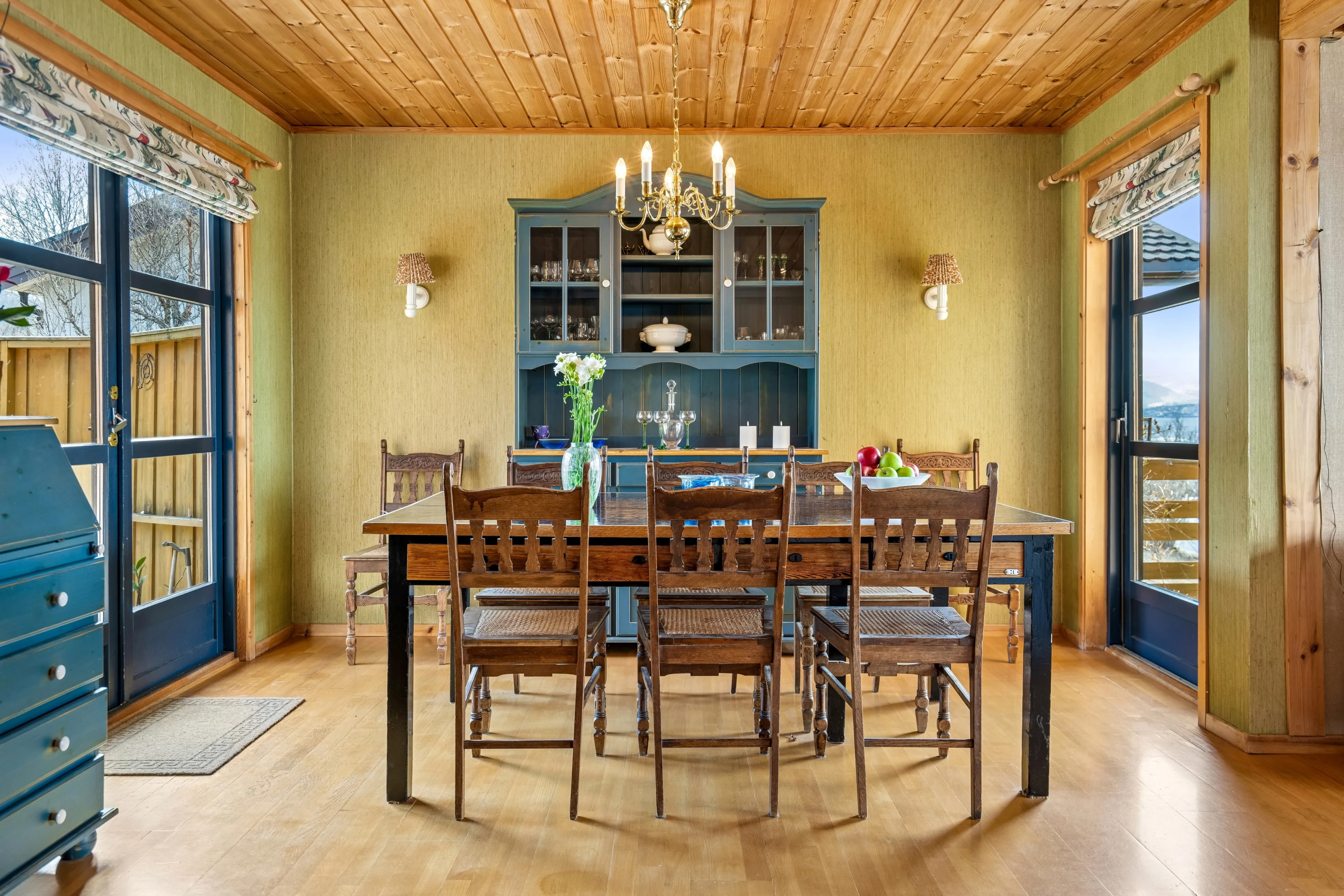 Spacious 5-Bedroom House with Rental Apartment in Scenic Tromsø - View image 10 of 47