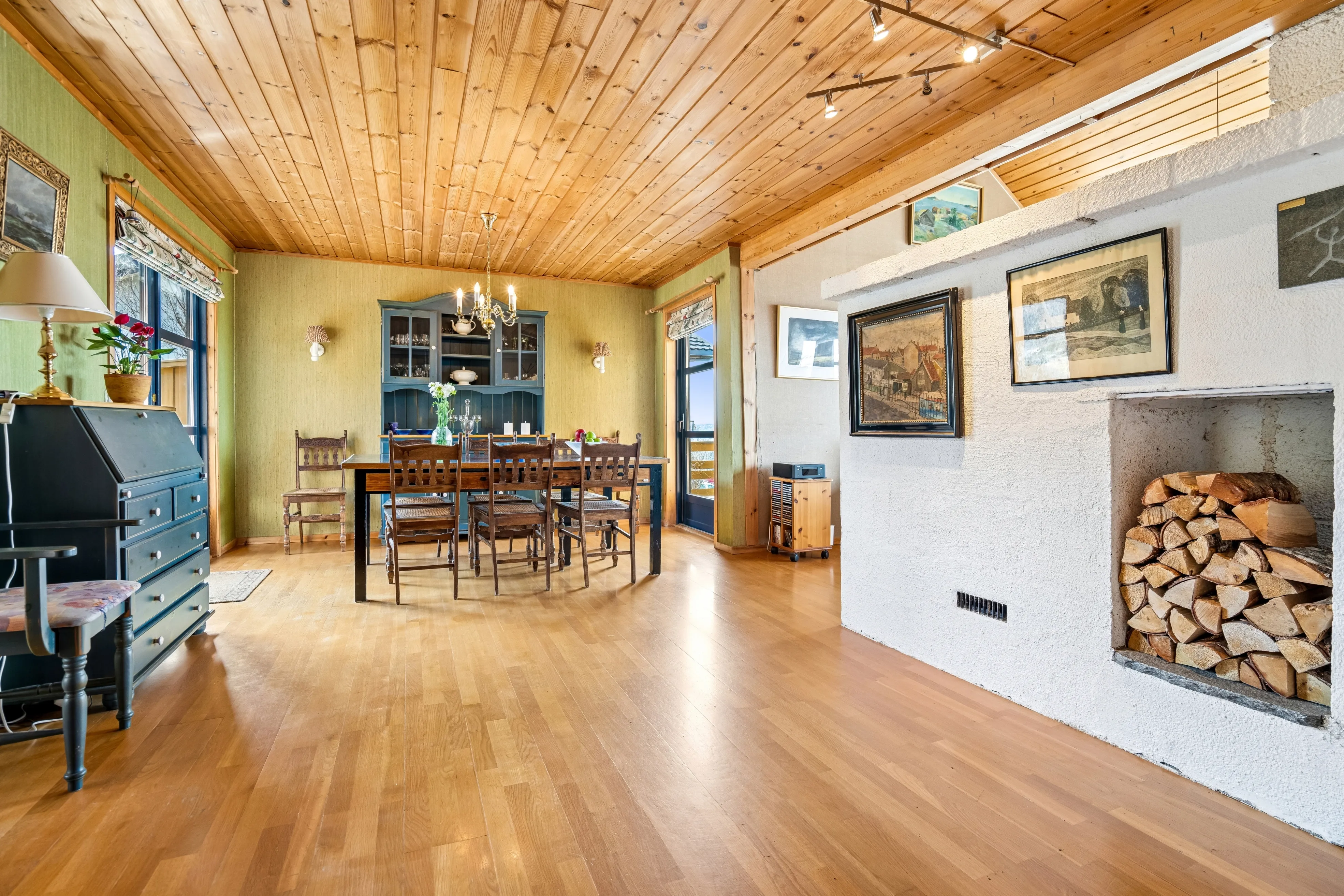 Spacious 5-Bedroom House with Rental Apartment in Scenic Tromsø - View image 11 of 47