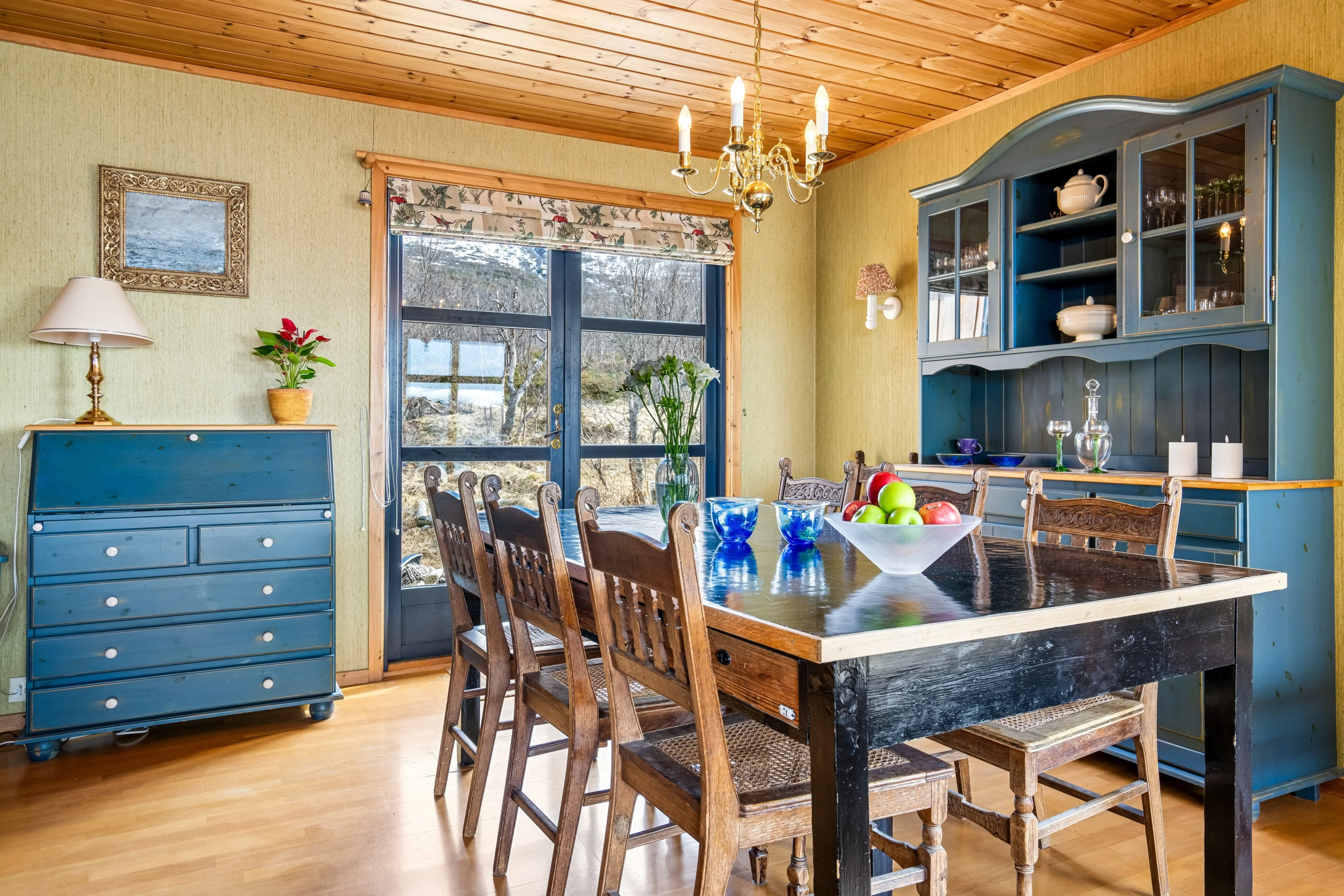 Spacious 5-Bedroom House with Rental Apartment in Scenic Tromsø - View image 12 of 47