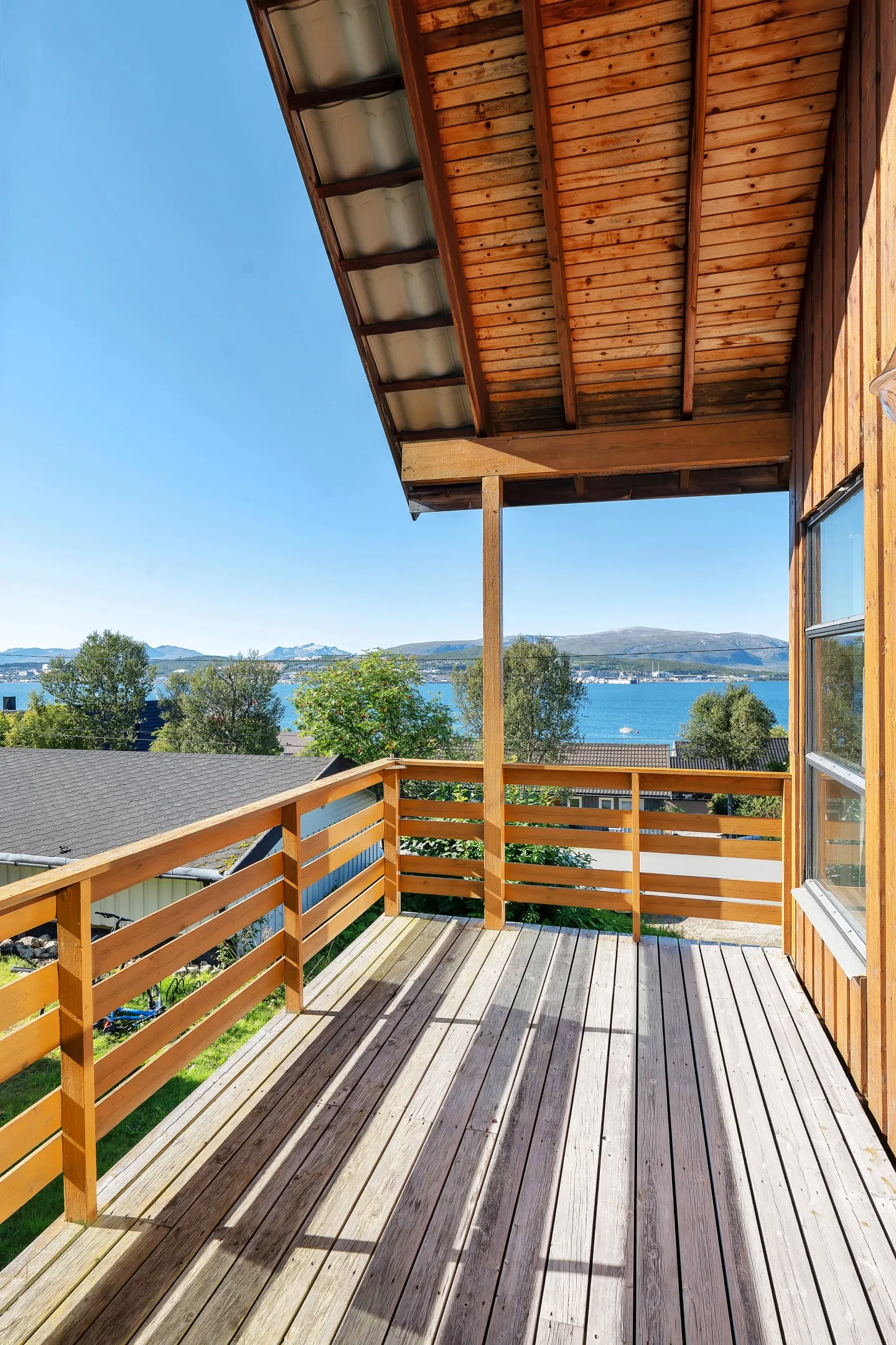 Spacious 5-Bedroom House with Rental Apartment in Scenic Tromsø - View image 13 of 47