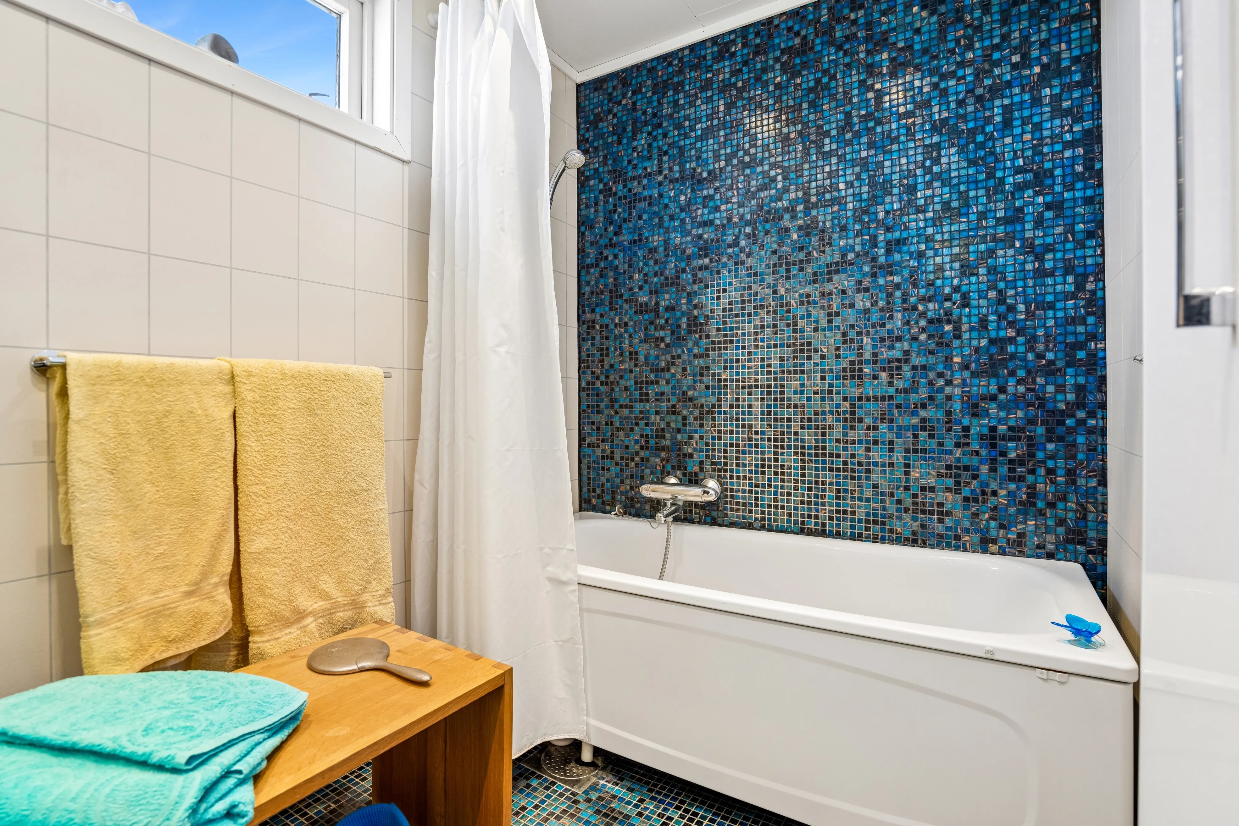 Spacious 5-Bedroom House with Rental Apartment in Scenic Tromsø - View image 19 of 47