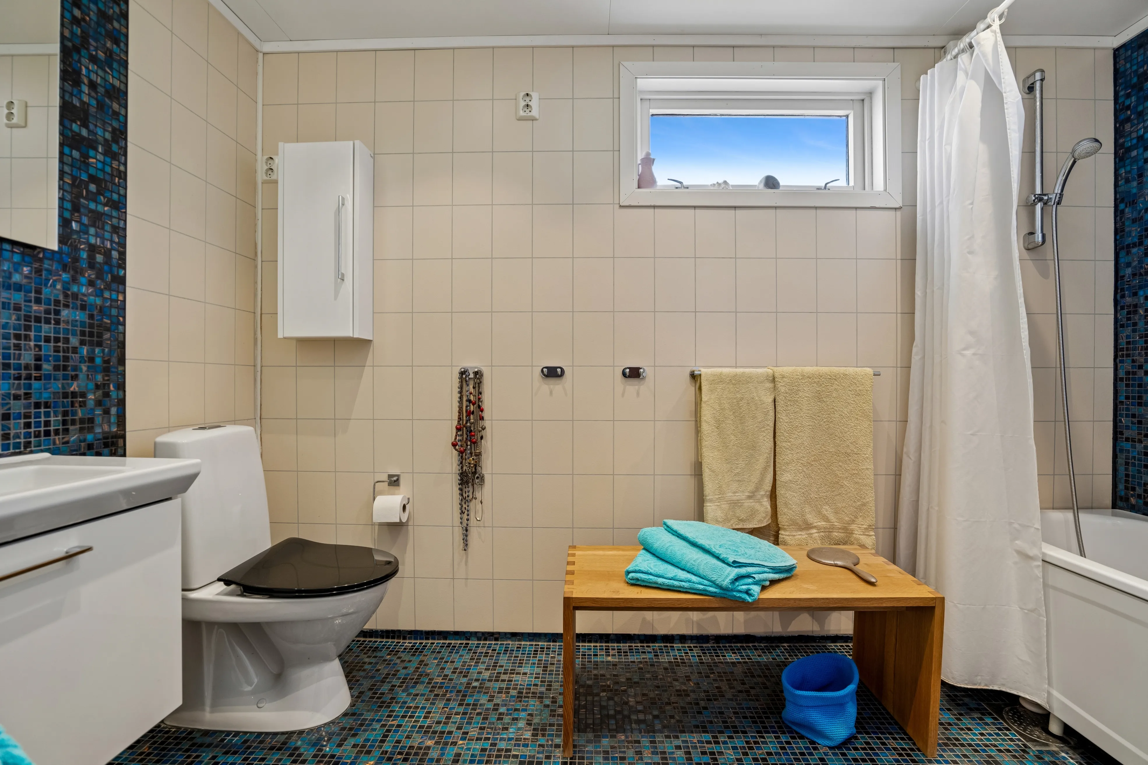 Spacious 5-Bedroom House with Rental Apartment in Scenic Tromsø - View image 20 of 47