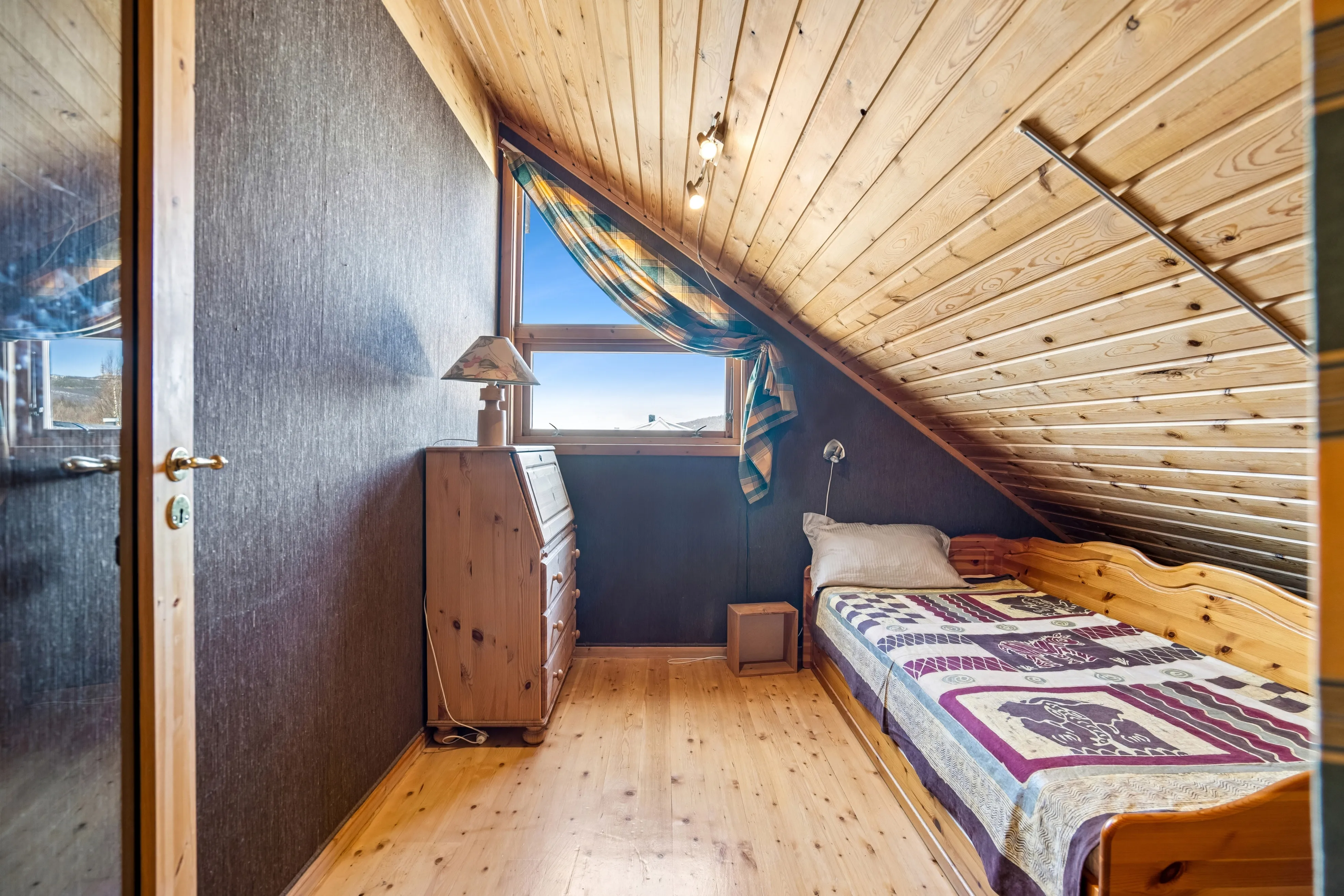 Spacious 5-Bedroom House with Rental Apartment in Scenic Tromsø - View image 25 of 47