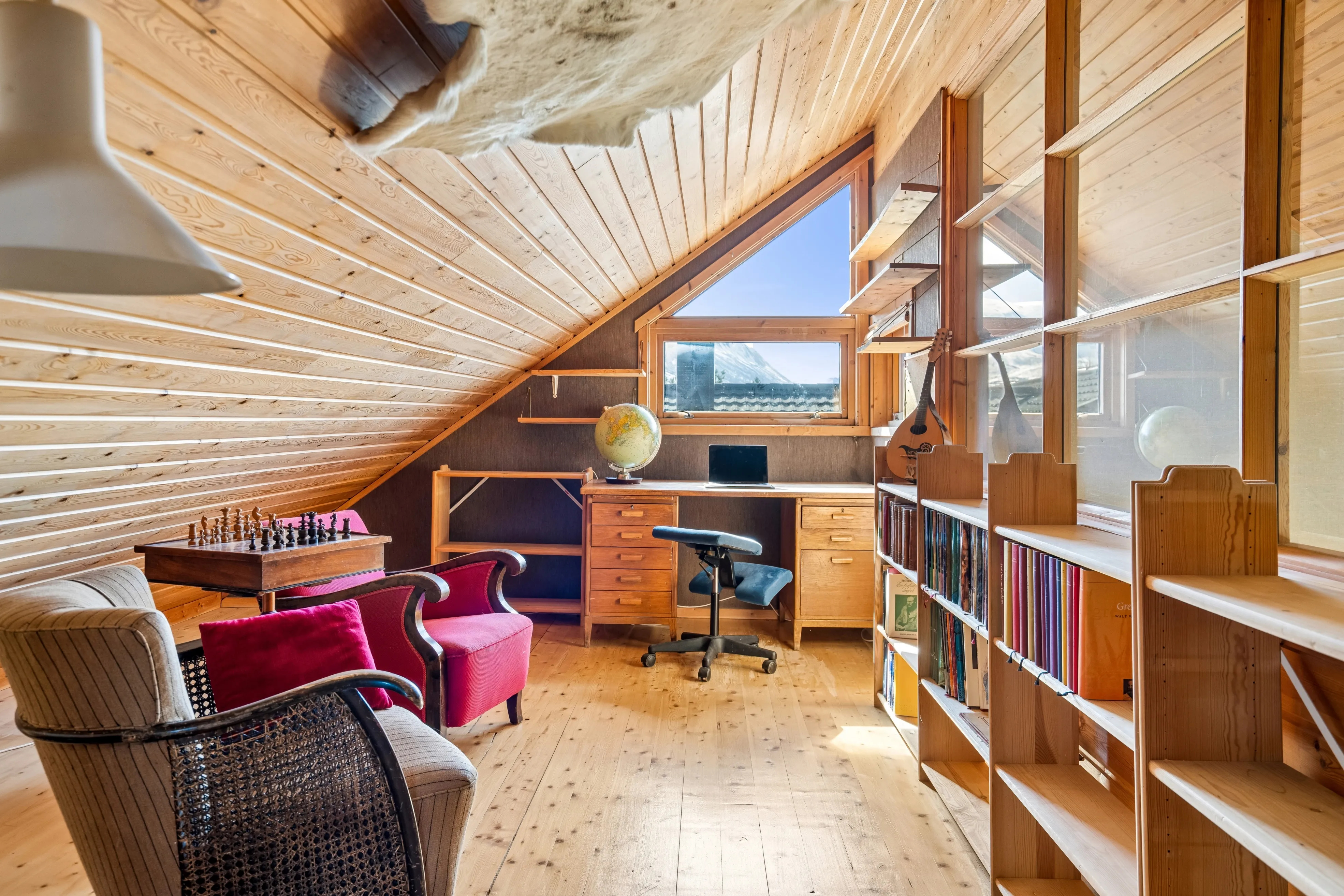 Spacious 5-Bedroom House with Rental Apartment in Scenic Tromsø - View image 26 of 47