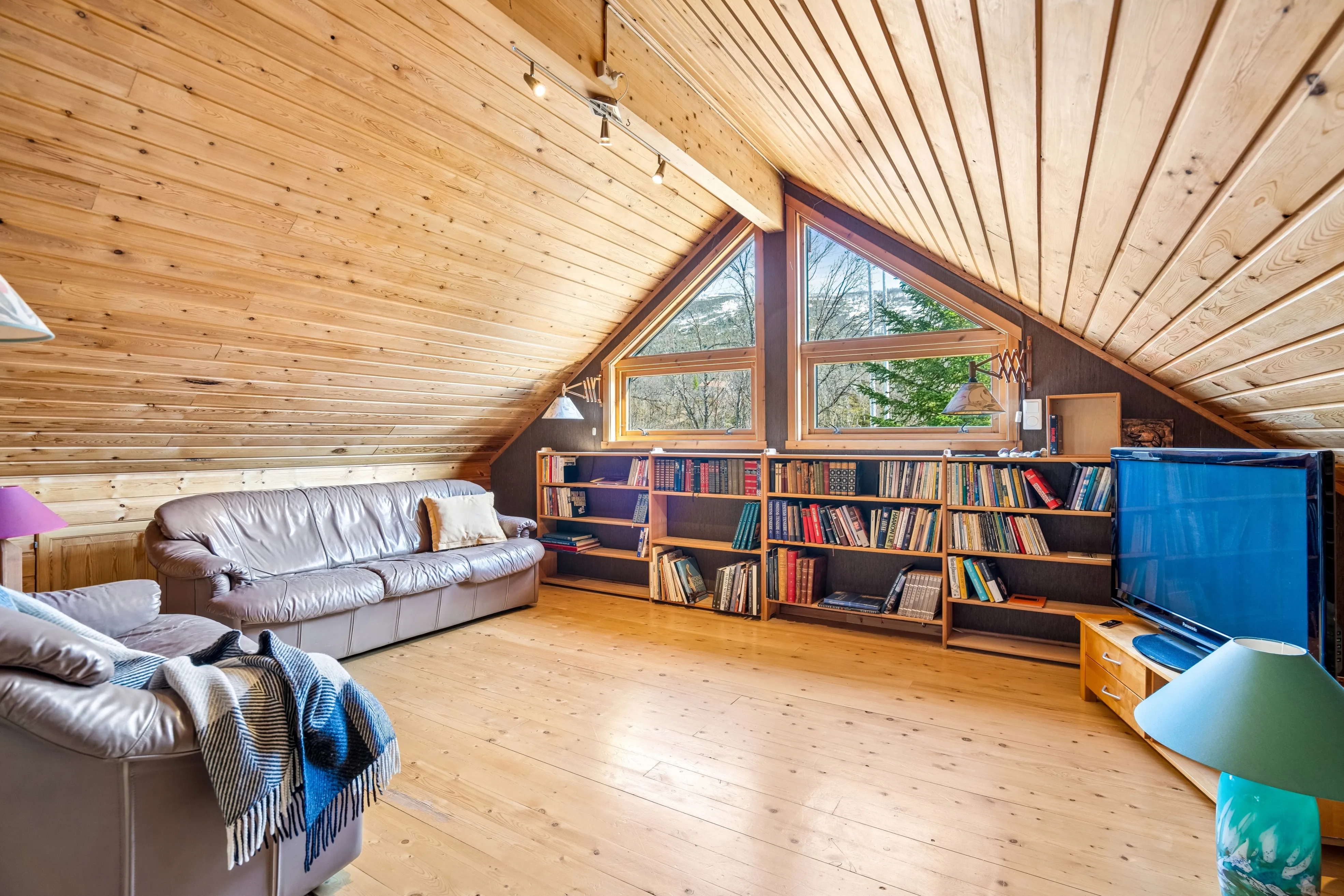 Spacious 5-Bedroom House with Rental Apartment in Scenic Tromsø - View image 27 of 47