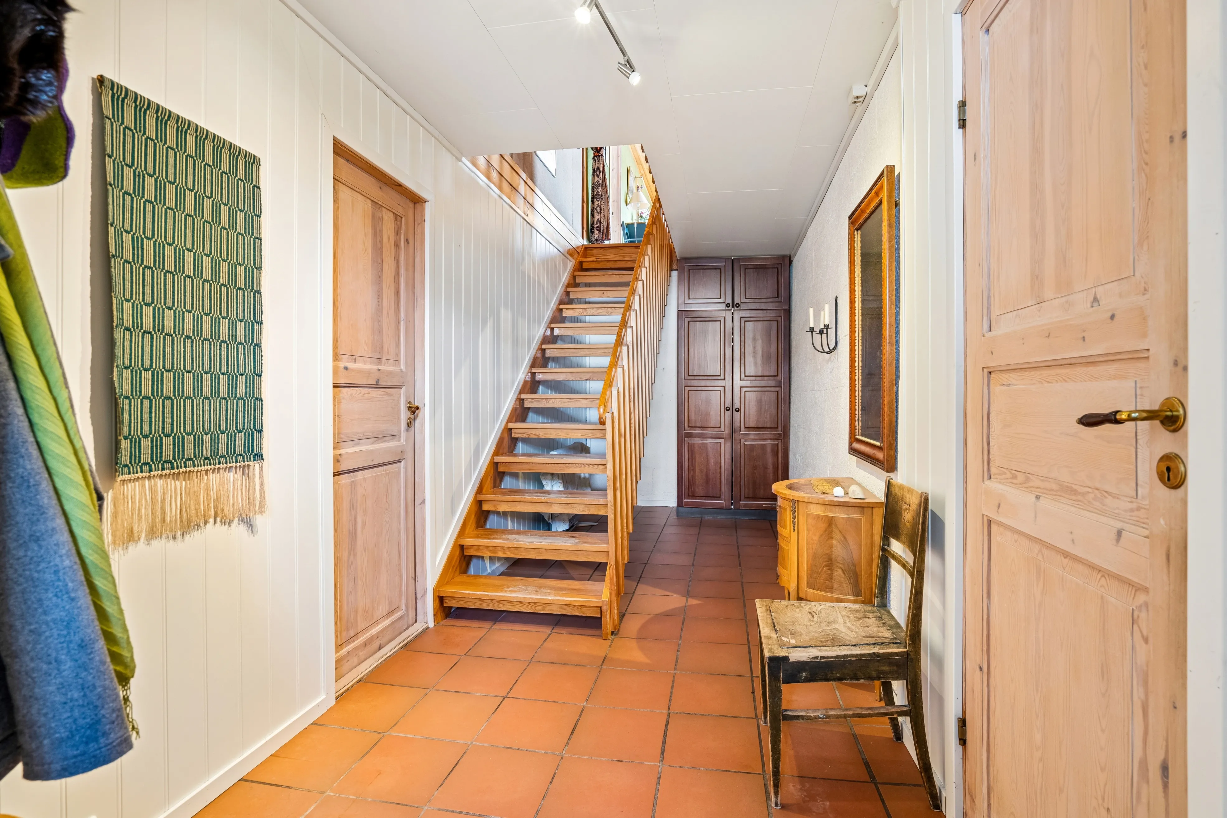 Spacious 5-Bedroom House with Rental Apartment in Scenic Tromsø - View image 28 of 47