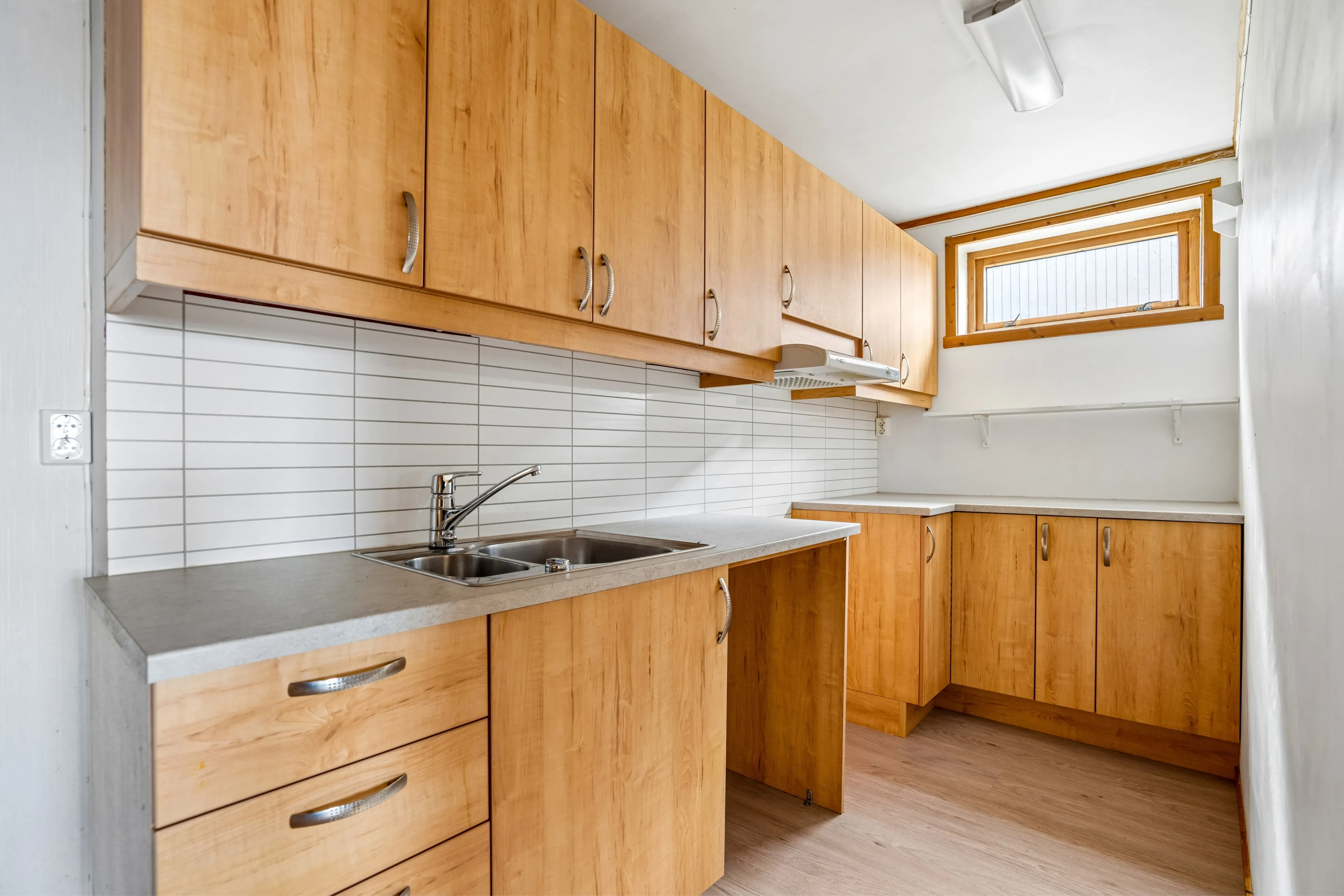 Spacious 5-Bedroom House with Rental Apartment in Scenic Tromsø - View image 29 of 47