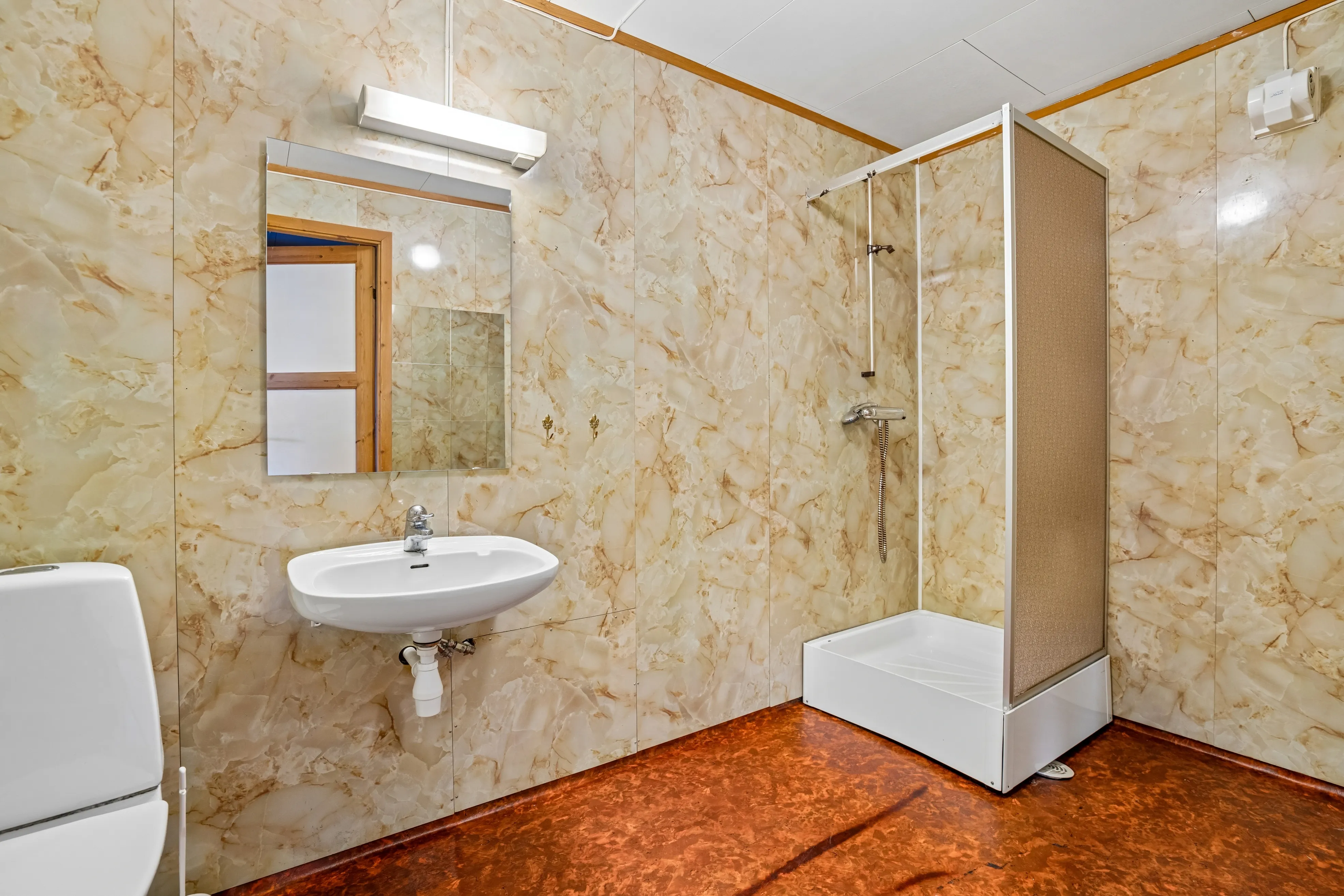 Spacious 5-Bedroom House with Rental Apartment in Scenic Tromsø - View image 30 of 47