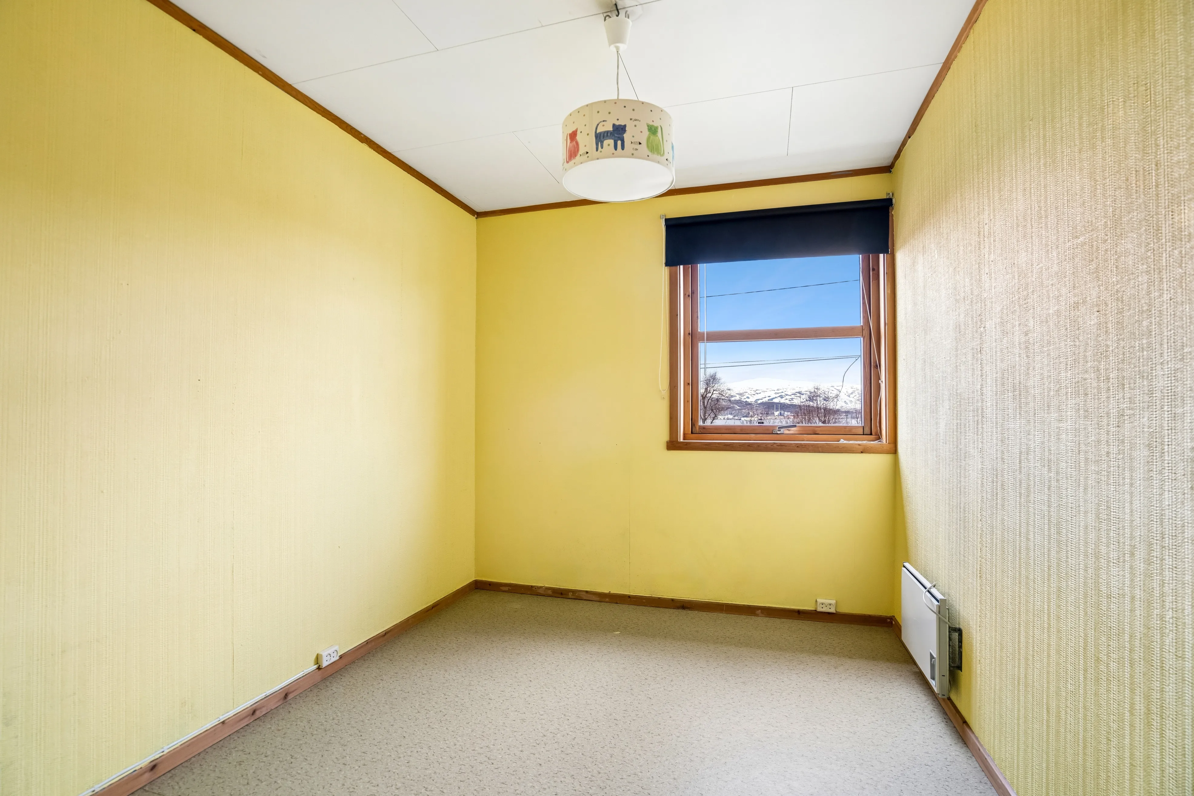 Spacious 5-Bedroom House with Rental Apartment in Scenic Tromsø - View image 33 of 47