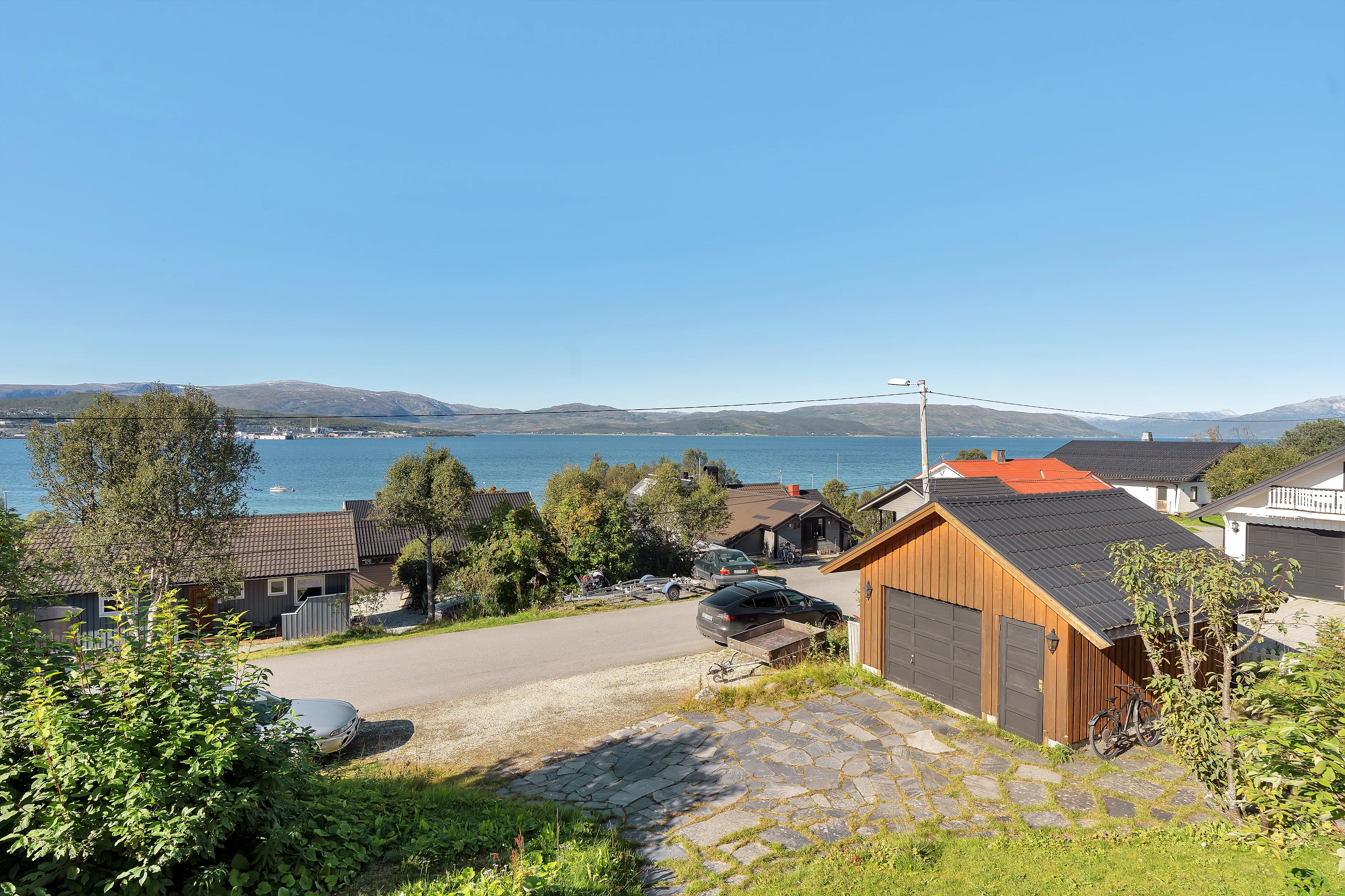 Spacious 5-Bedroom House with Rental Apartment in Scenic Tromsø - View image 34 of 47