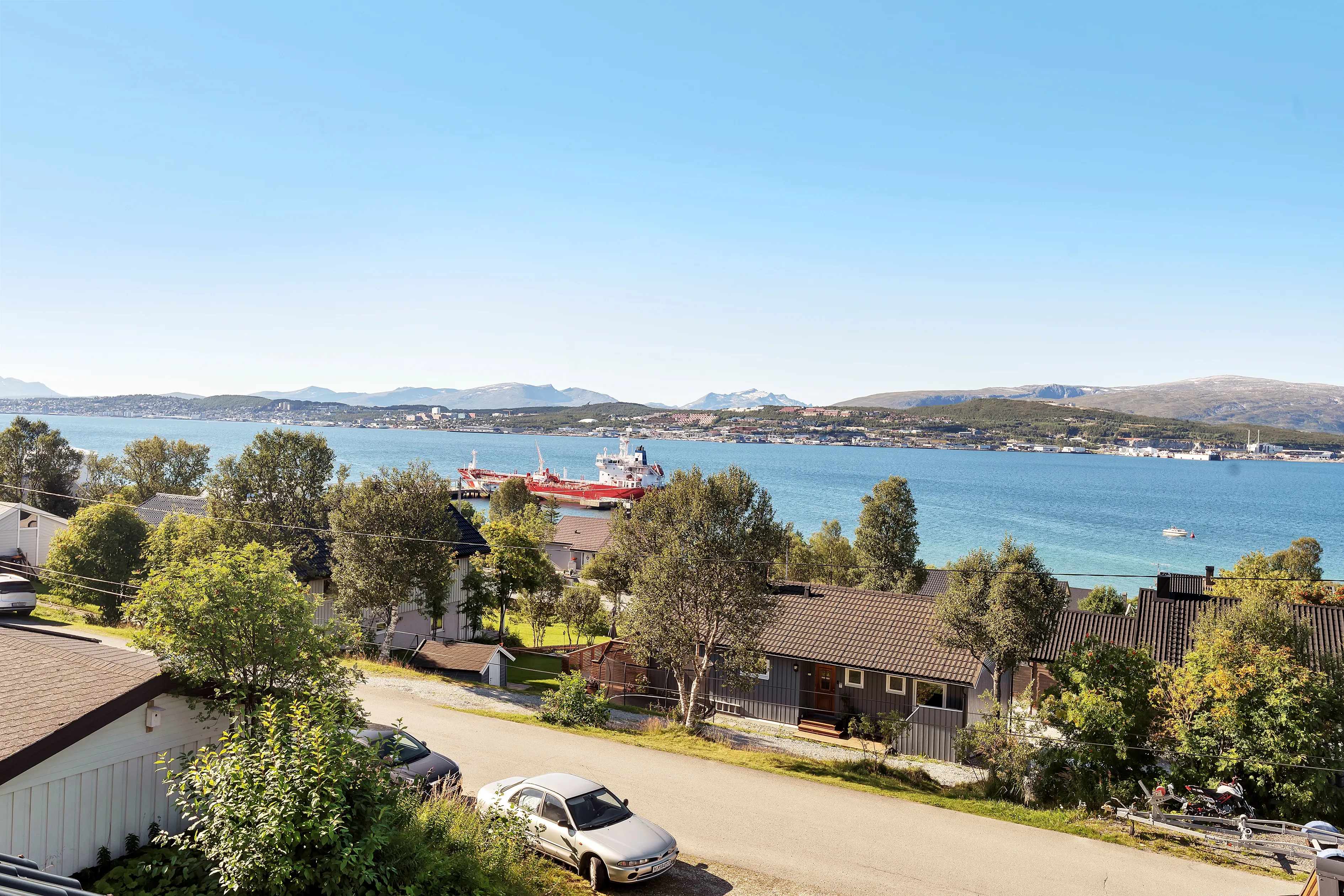 Spacious 5-Bedroom House with Rental Apartment in Scenic Tromsø - View image 37 of 47