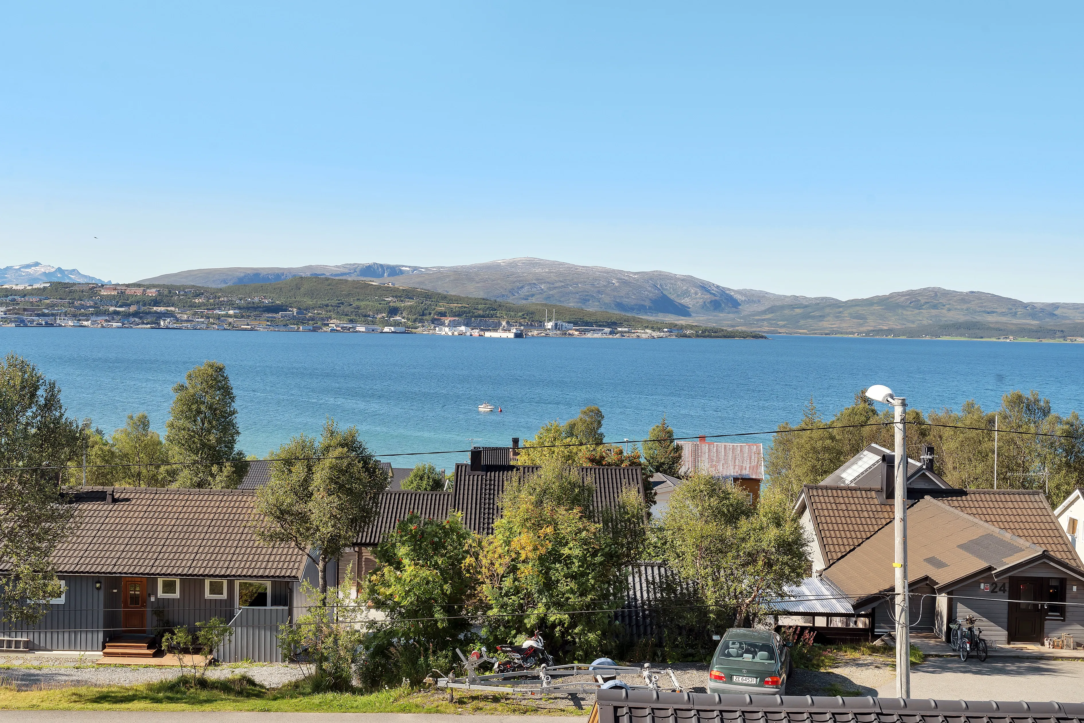 Spacious 5-Bedroom House with Rental Apartment in Scenic Tromsø - View image 38 of 47