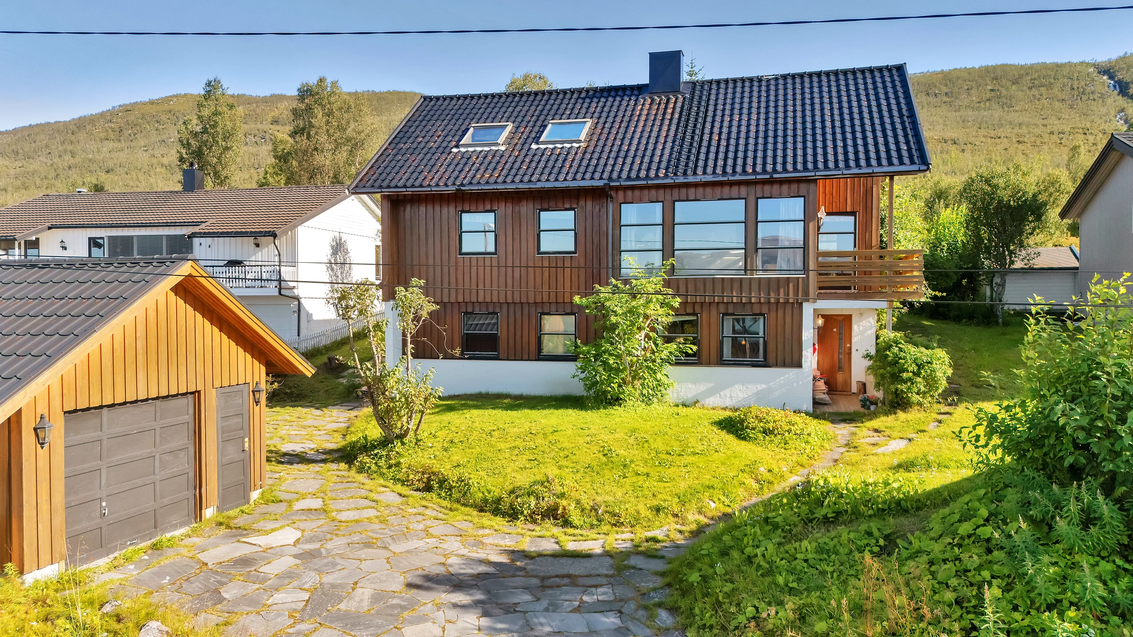 Spacious 5-Bedroom House with Rental Apartment in Scenic Tromsø - View image 40 of 47