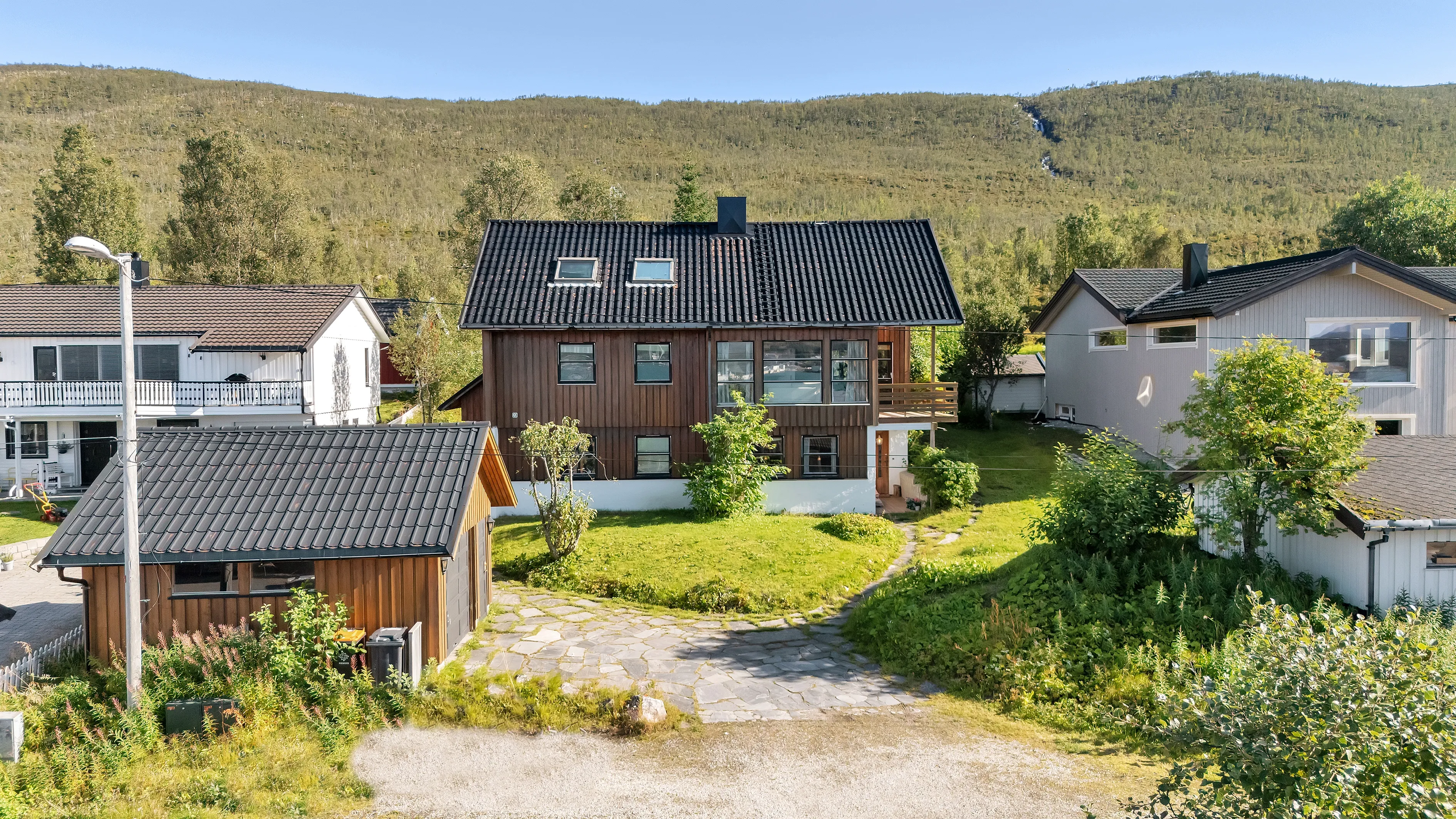 Spacious 5-Bedroom House with Rental Apartment in Scenic Tromsø - View image 41 of 47