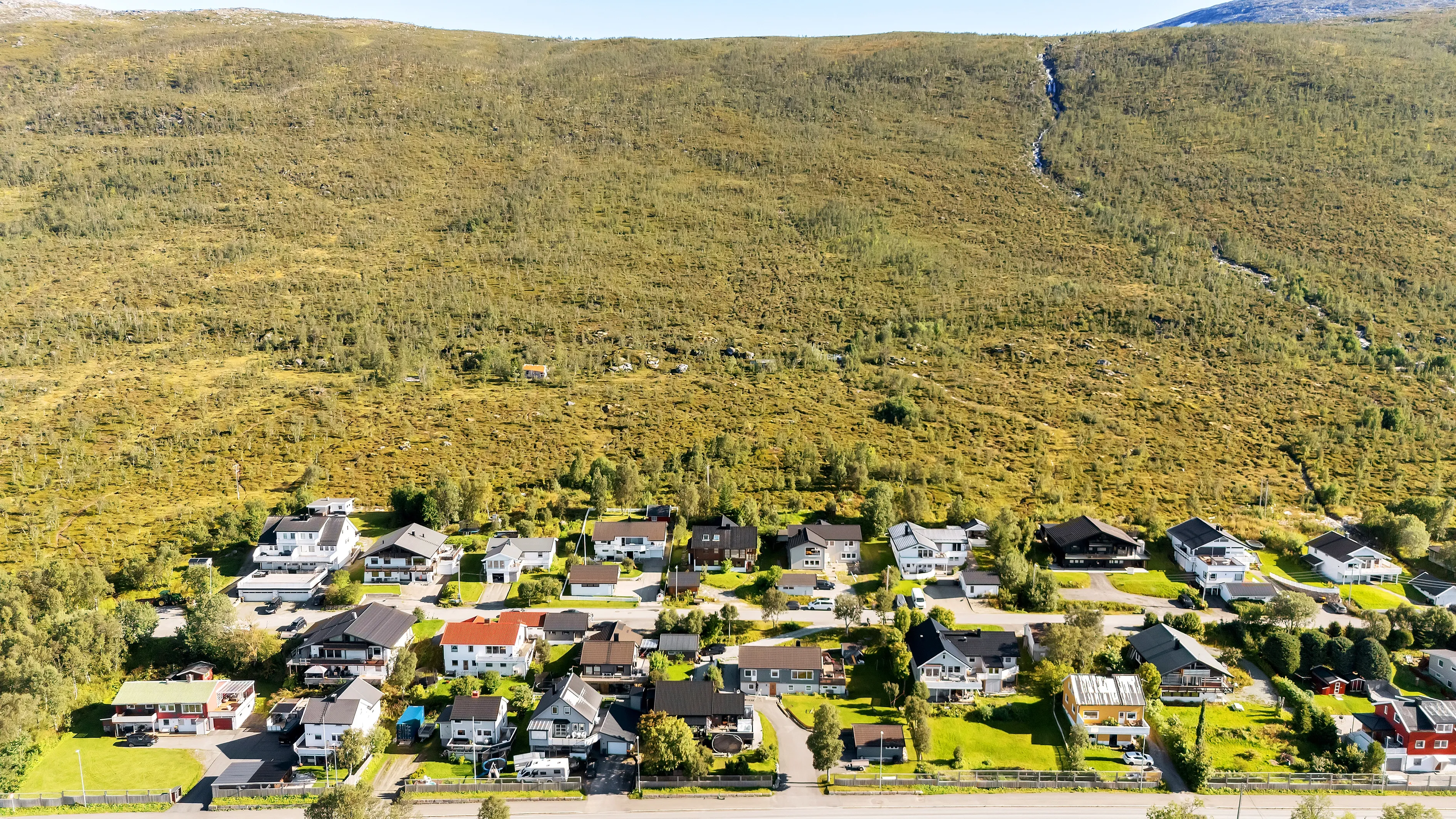 Spacious 5-Bedroom House with Rental Apartment in Scenic Tromsø - View image 42 of 47