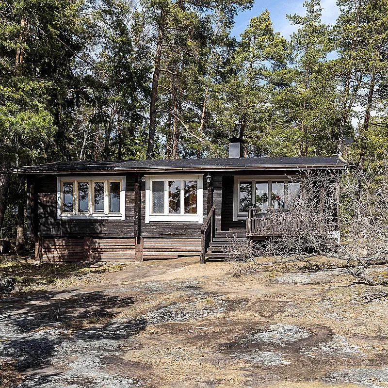 Coastal 1960s Bungalow with Expansive Land in Kustavi